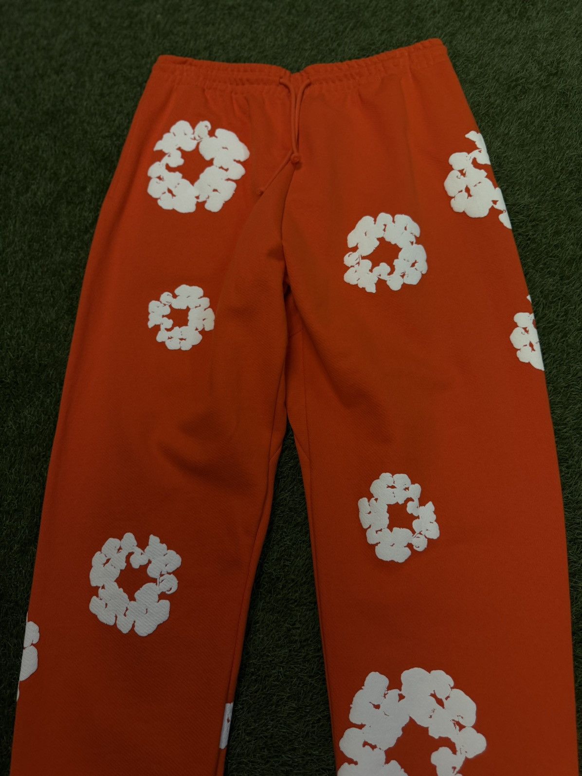 DENIM TEARS Denim Tears Cotton Wreath Sweatpants Size XL (NEW) Size US 34 / EU 50 - 4 Thumbnail