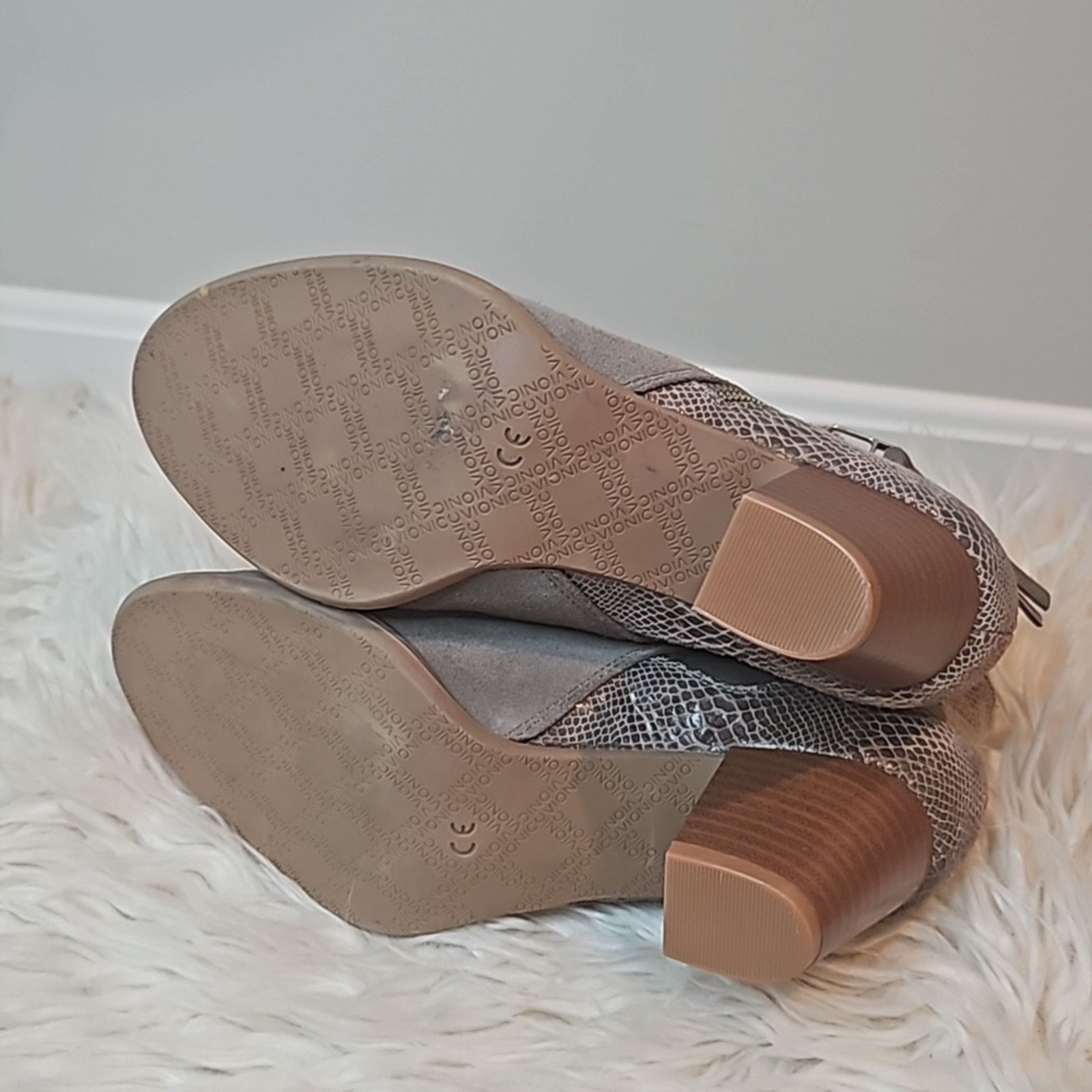 Vionic Vionic 322 Anne Grey Taupe Suede Ankle Bootie Size US 5 / IT 35 - 7 Thumbnail