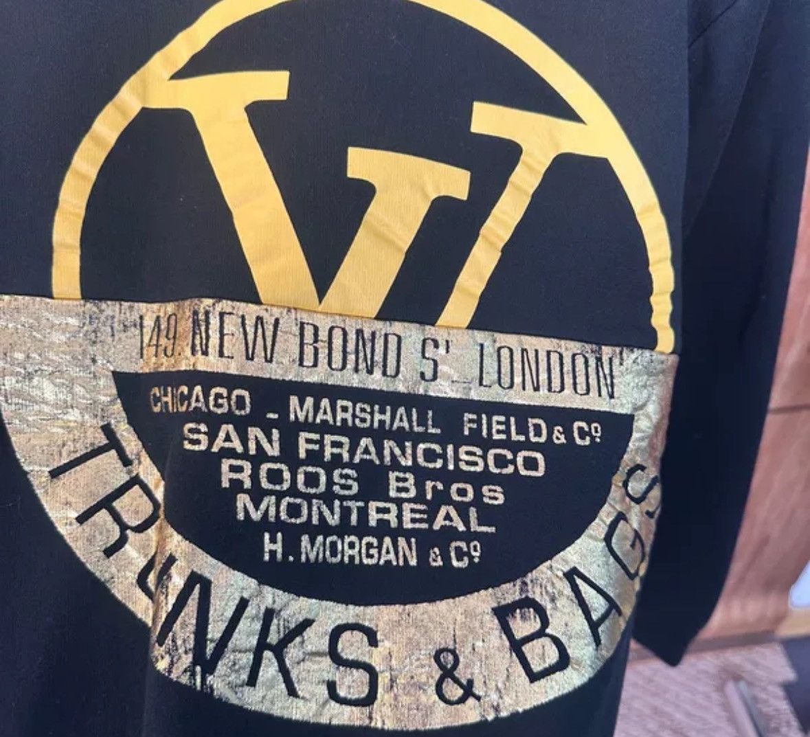 Louis Vuitton Louis Vuitton black and gold logo round neck sweatshirt Size US S / EU 44-46 / 1 - 3 Thumbnail
