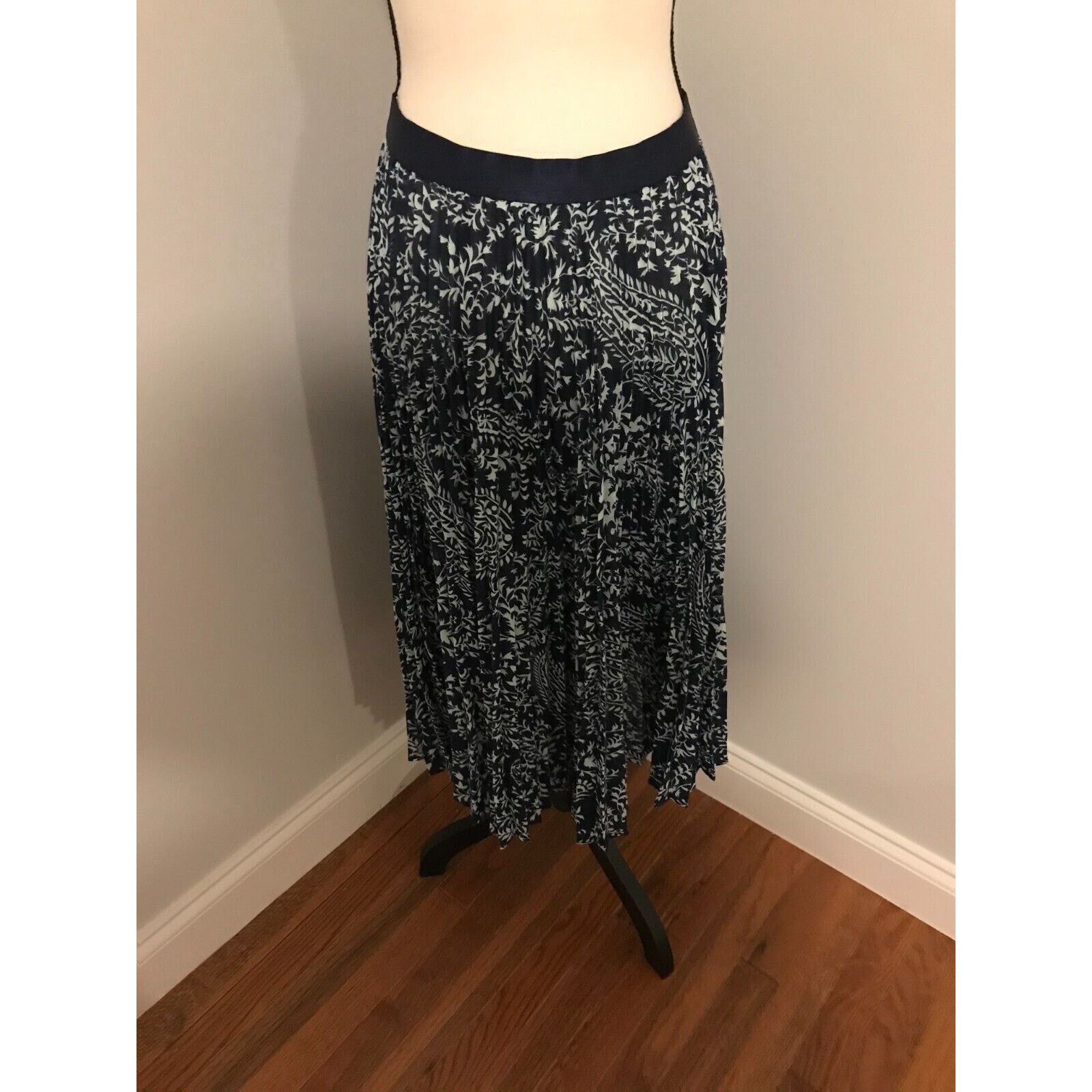 Anthropologie Anthropologie Girls From Savoy Blue Pleated Floral Midi Size 28" / US 6 / IT 42 - 1 Thumbnail