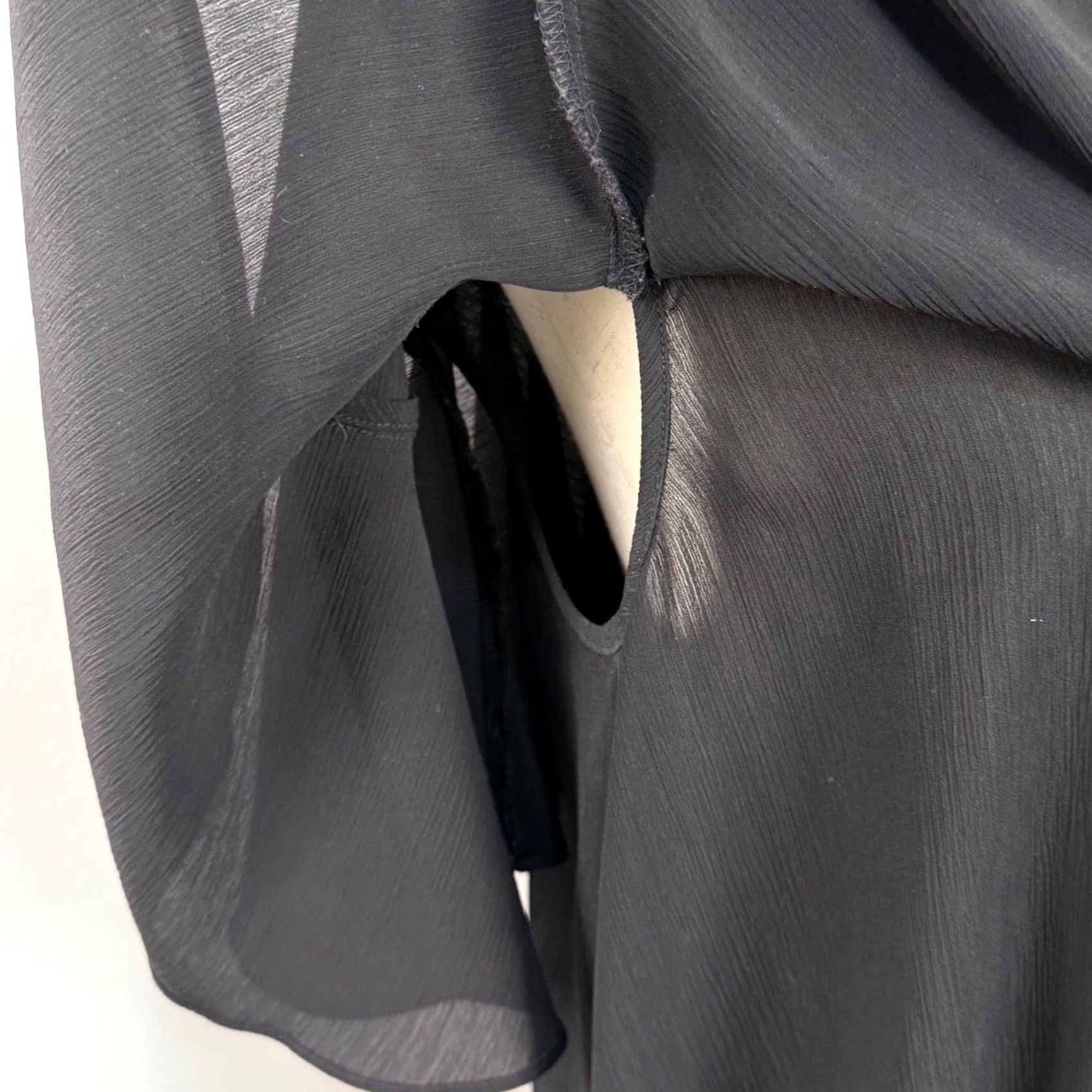 Ann Taylor Ann Taylor Blouse S Women Flutter Sleeve Keyhole Chiffon Black Tiered Costume, Workwear, Party, Cocktail, Office, Romantic Goth, Fairycore, Whimsygoth Size S / US 4 / IT 40 - 5 Thumbnail