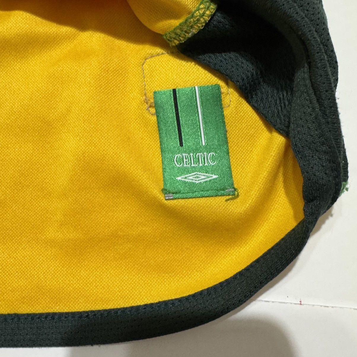 Umbro × Vintage Umbro Vintage Celtic 2002/03 Away Soccer Jersey Size 6-7 Yrs Size US XXS / EU 40 - 8 Thumbnail