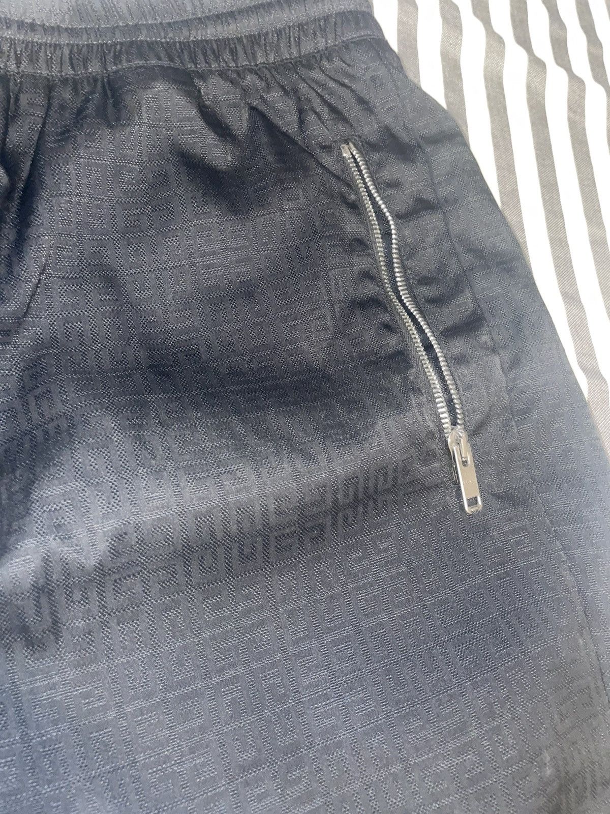 Givenchy Givenchy 4g nylon shorts Size US 32 / EU 48 - 3 Thumbnail
