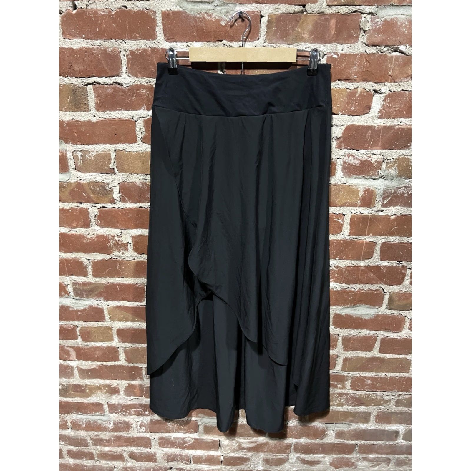 Vintage **Halara Black High Waisted Flowy Midi Skirt XL Athleisure NWT** User: Halara Black High Waisted Flowy Midi Skirt XL Athleisure NWT Size 40" / US 18 - 2 Thumbnail