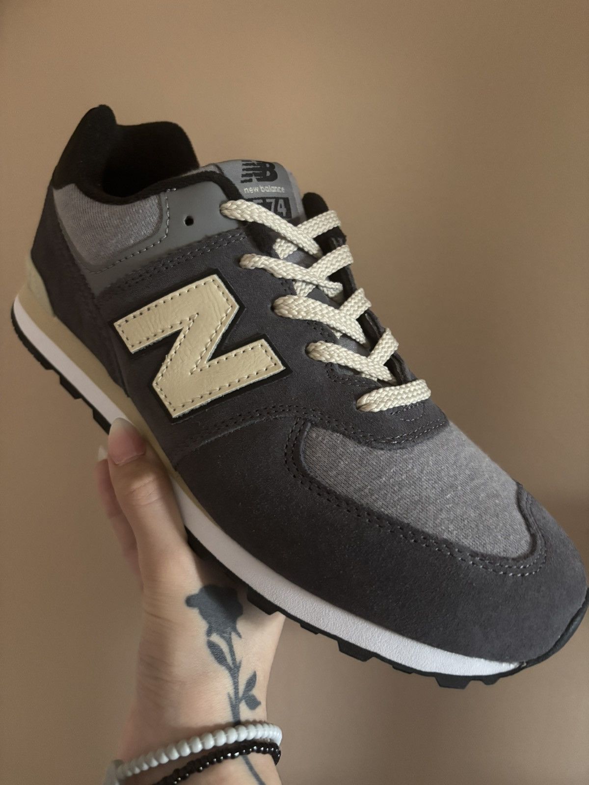 New Balance New Balance 574 Big Kid 'Grey Day 2024 - Magnet' Size US 7 / EU 40 - 2 Thumbnail