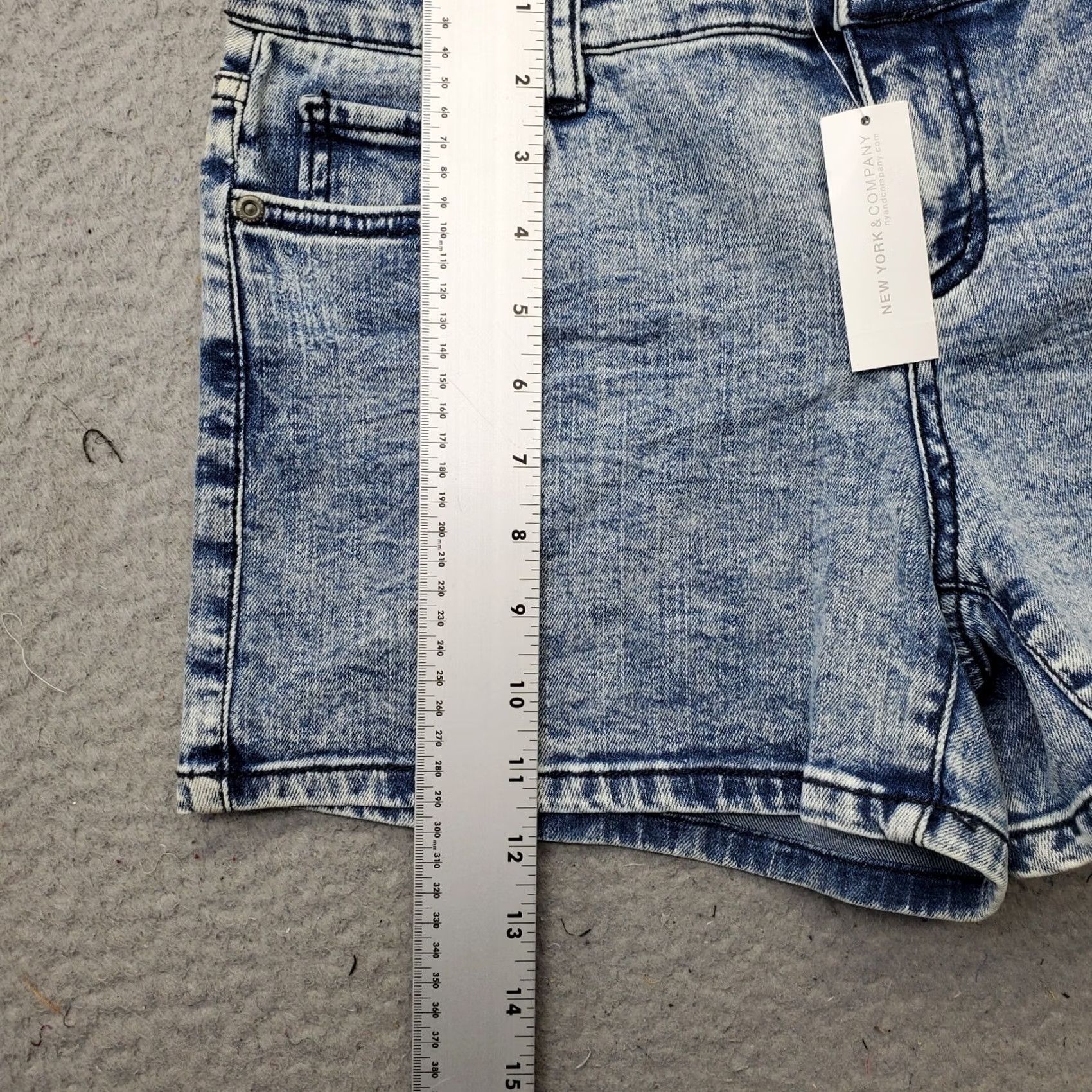 Vintage New York & Company Montauk Jeans Shorts Womens 6 Blue Denim Stretch Lower Waist 5-Pocket Design 3.75 Inseam Casual Outdoor Mens Womens Girls Size 28" / US 6 / IT 42 - 3 Thumbnail