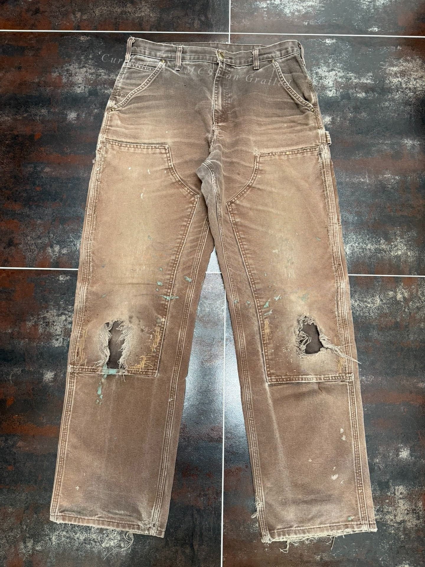 Vintage Vintage Carhartt B136 Brown Distressed Cargo Pants Size US 34 / EU 50 - 1 Thumbnail