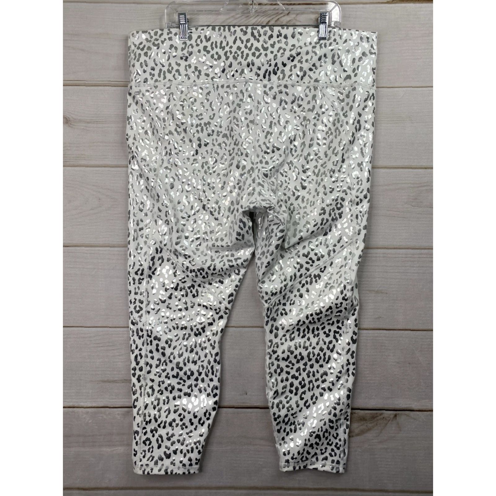 Fabletics Fabletics Leggings Cropped 3X White Silver Animal Print Metallic PowerHold Skiny Activewear Womens Shiny Size 40" / US 18 - 7 Thumbnail