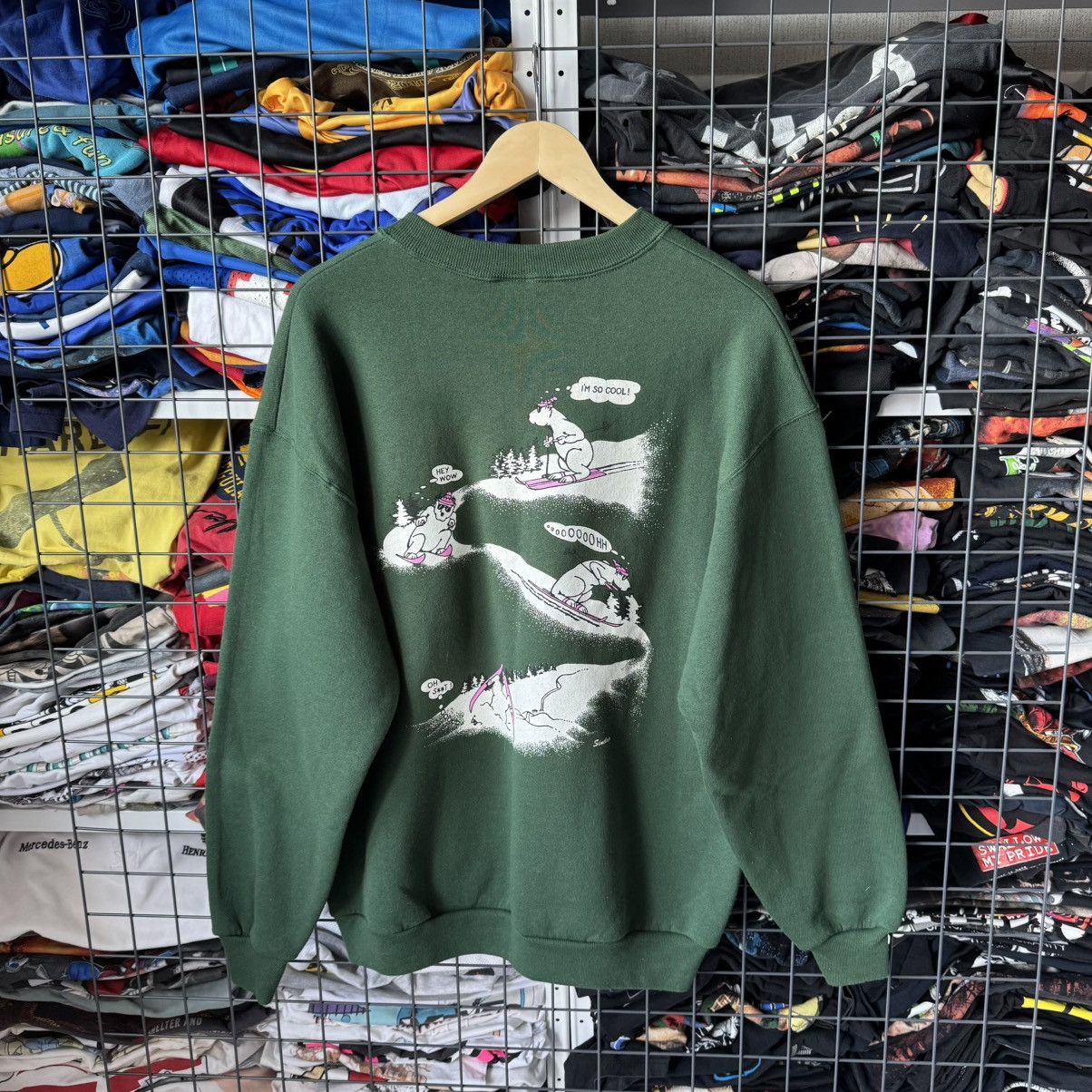 Vintage Vintage 1980s Skiing Bear Screen Stars Sweatshirt Size US L / EU 52-54 / 3 - 1 Thumbnail