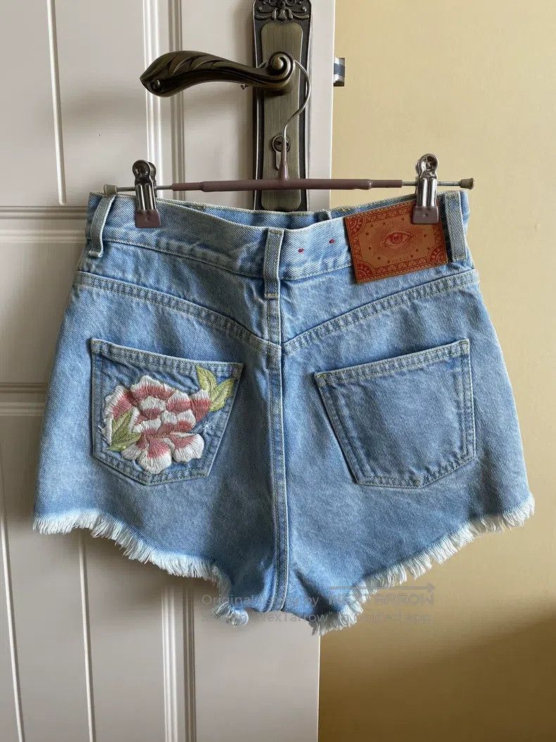 Gucci Gucci Embroidered floral denim shorts Size 26" / US 2 / IT 38 - 2 Thumbnail