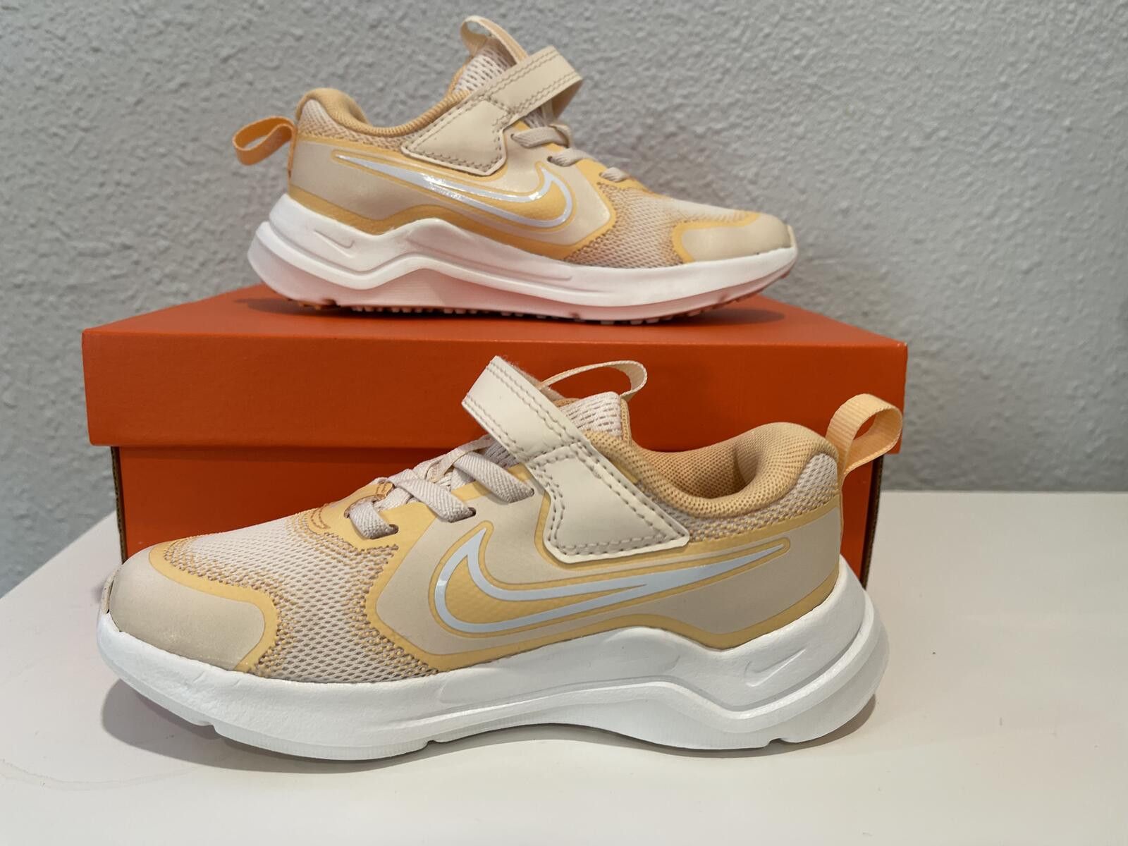 Nike Nike Cosmic Runner "Guava Ice/Orange Chalk/Summit White" Size US 11 / IT 41 - 1 Thumbnail