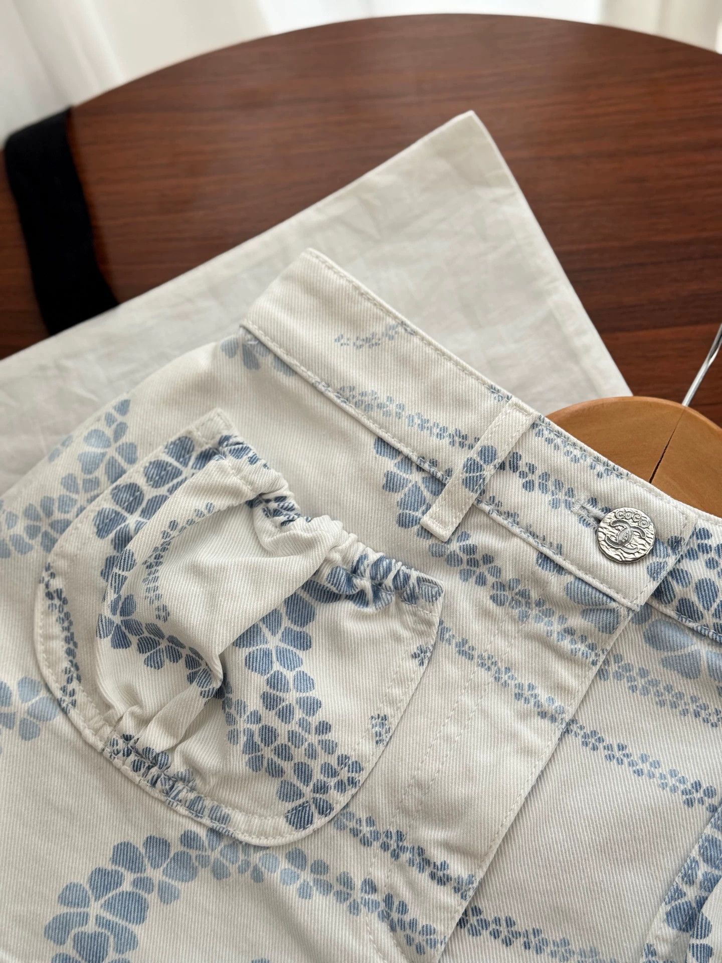 Chanel Chanel 25M Coco Beach Print Denim Short 34 Size 25" / US 0 / IT 36 - 7 Thumbnail