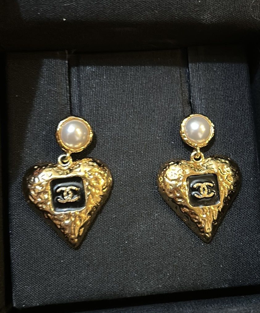 Chanel Chanel Heart Shaped CC Black Enamel, Faux Pearl Earrings Size ONE SIZE - 3 Thumbnail