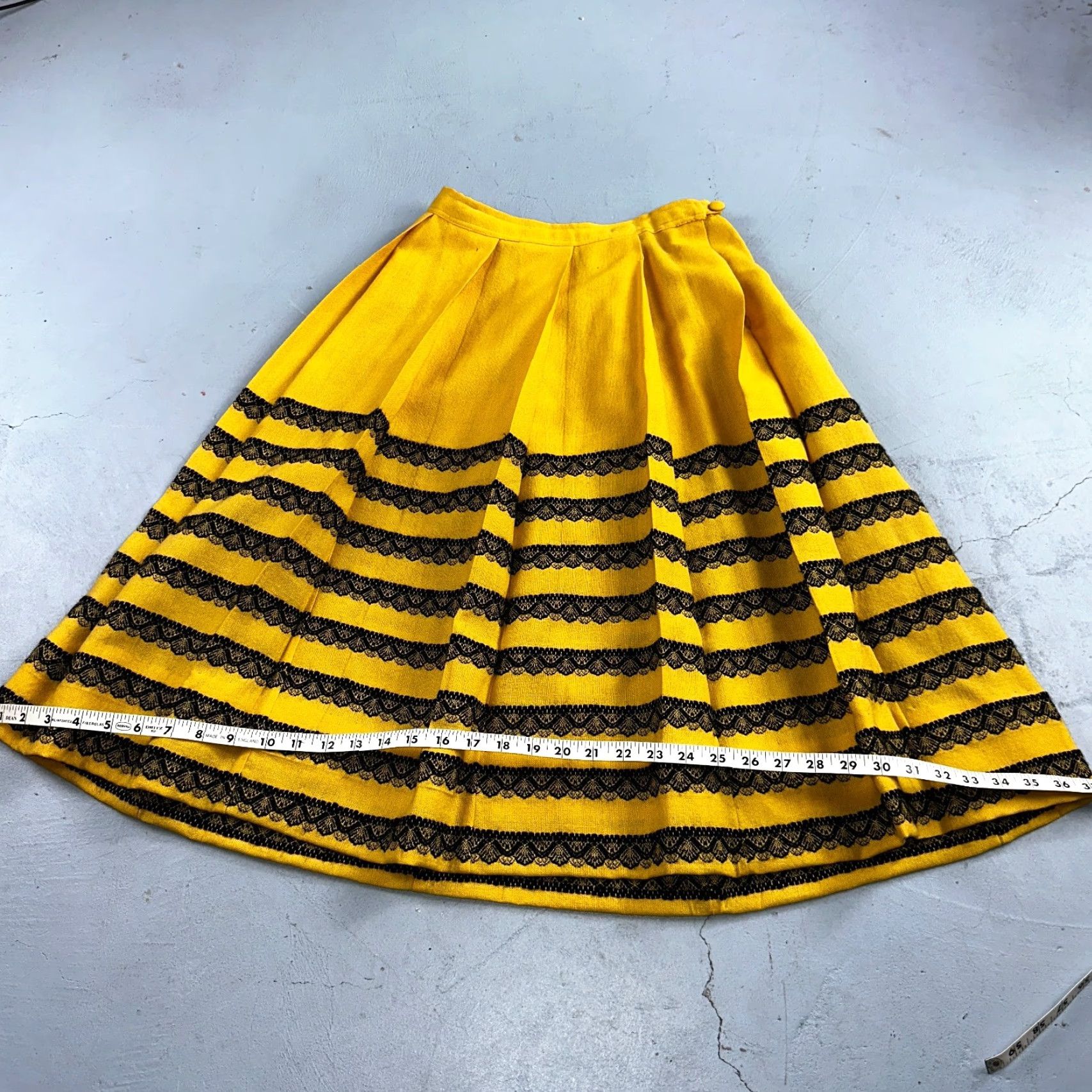 Vintage VINTAGE Weiss Skirt, Wool, Yellow, Midi - Handwoven Tyrol, Button, Lace Trim, Paisley, Knit, 50s, Austrian, Womens, S Size 28" / US 6 / IT 42 - 2 Thumbnail