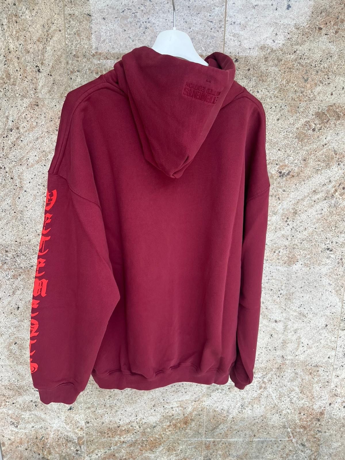 Vetements Anarchy Gothic Logo Hoodie in Bordeaux Size US L / EU 52-54 / 3 - 21 Thumbnail