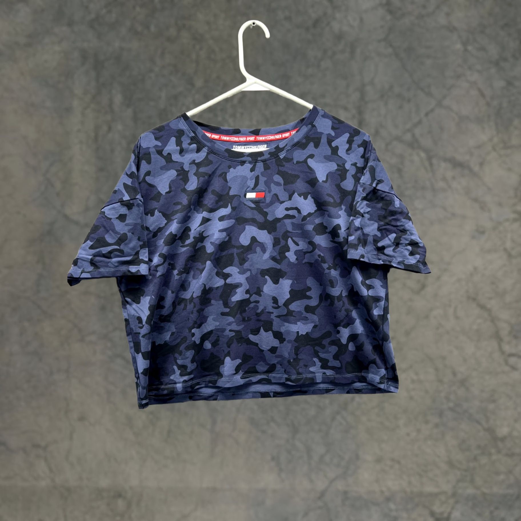 Tommy Hilfiger Tommy Hilfiger Sport Shirt Womens Large Blue Camo Logo Crew Neck Cropped Top Size L / US 10 / IT 46 - 1 Thumbnail