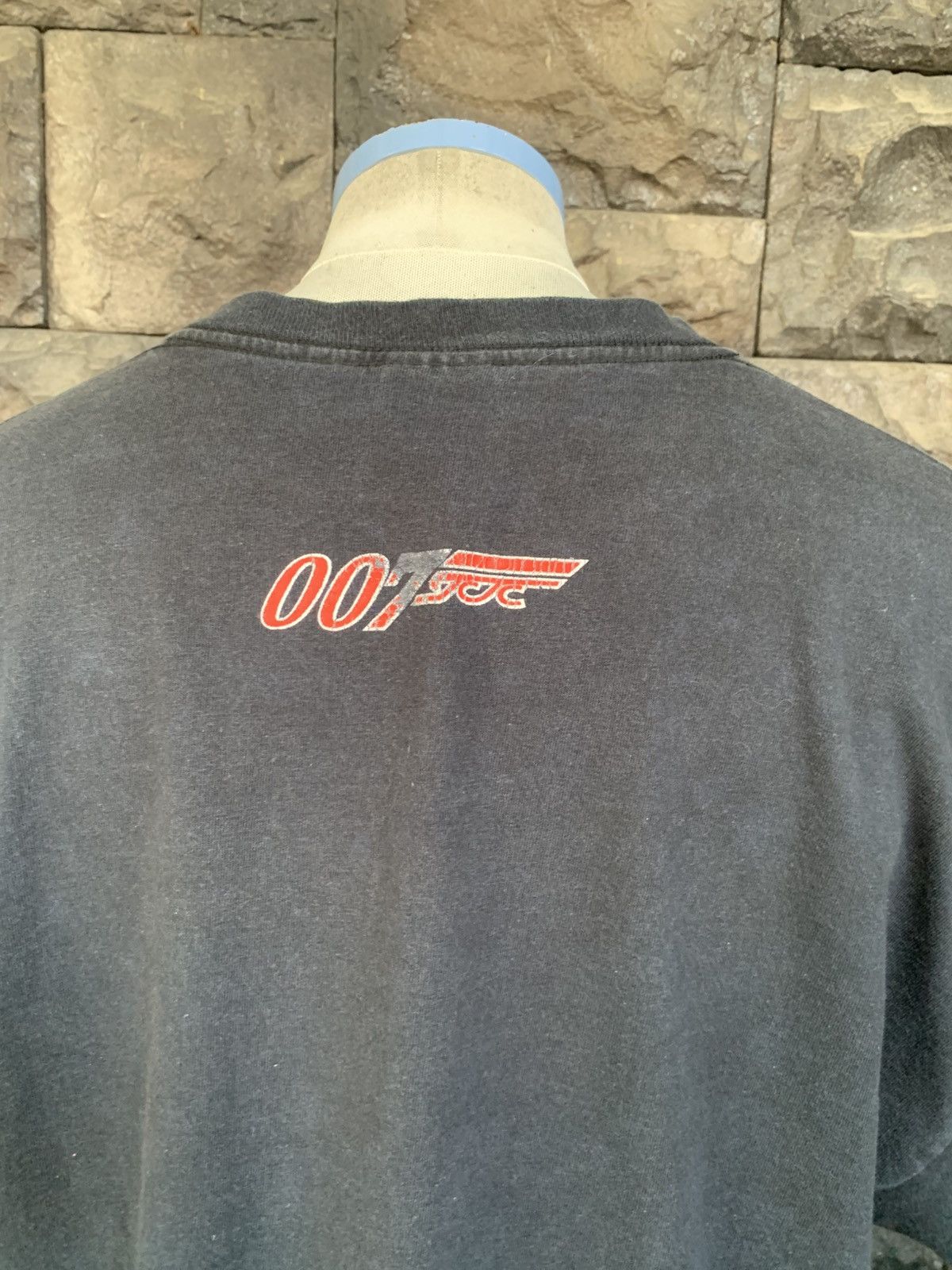 Vintage Vintage The World Is Not Enough 007 James Bond Movie T shirt Size US XL / EU 56 / 4 - 6 Thumbnail