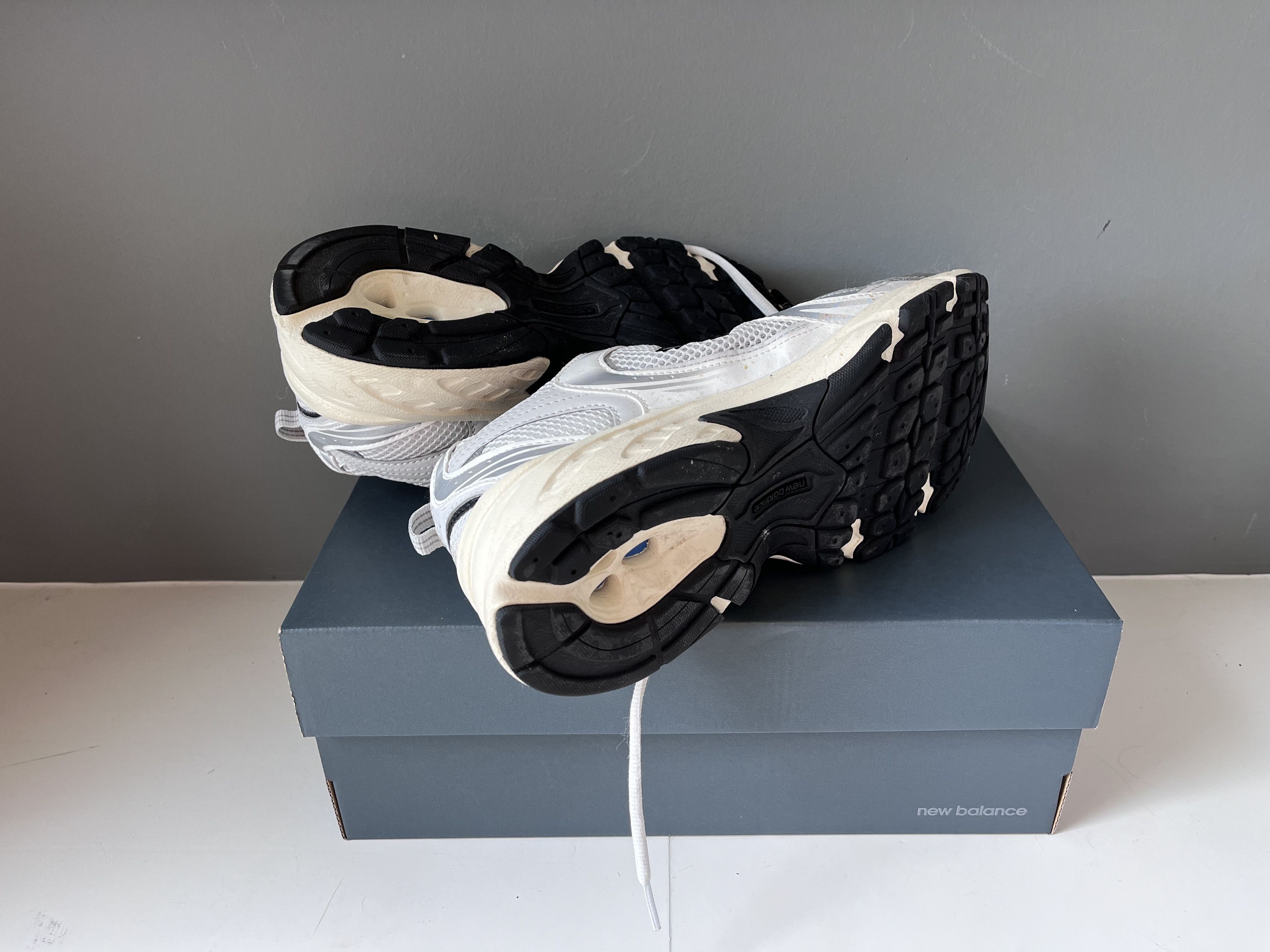 New Balance New Balance MR530 White/Silver/Black Size US 8.5 / EU 41-42 - 4 Thumbnail