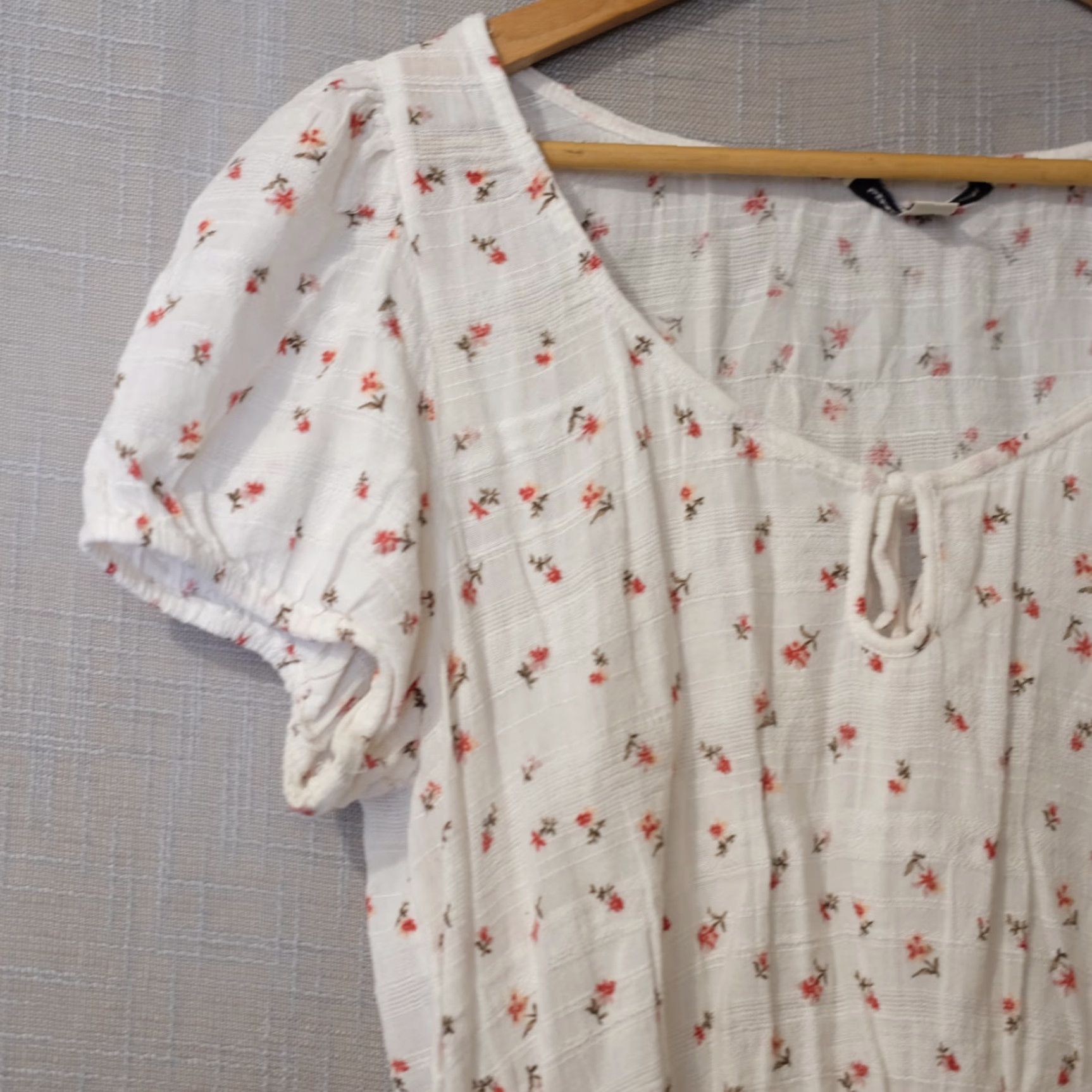 American Eagle Outfitters American Eagle Smocked Top Womens L White Floral Cropped Puff Sleeve Size L / US 10 / IT 46 - 2 Thumbnail