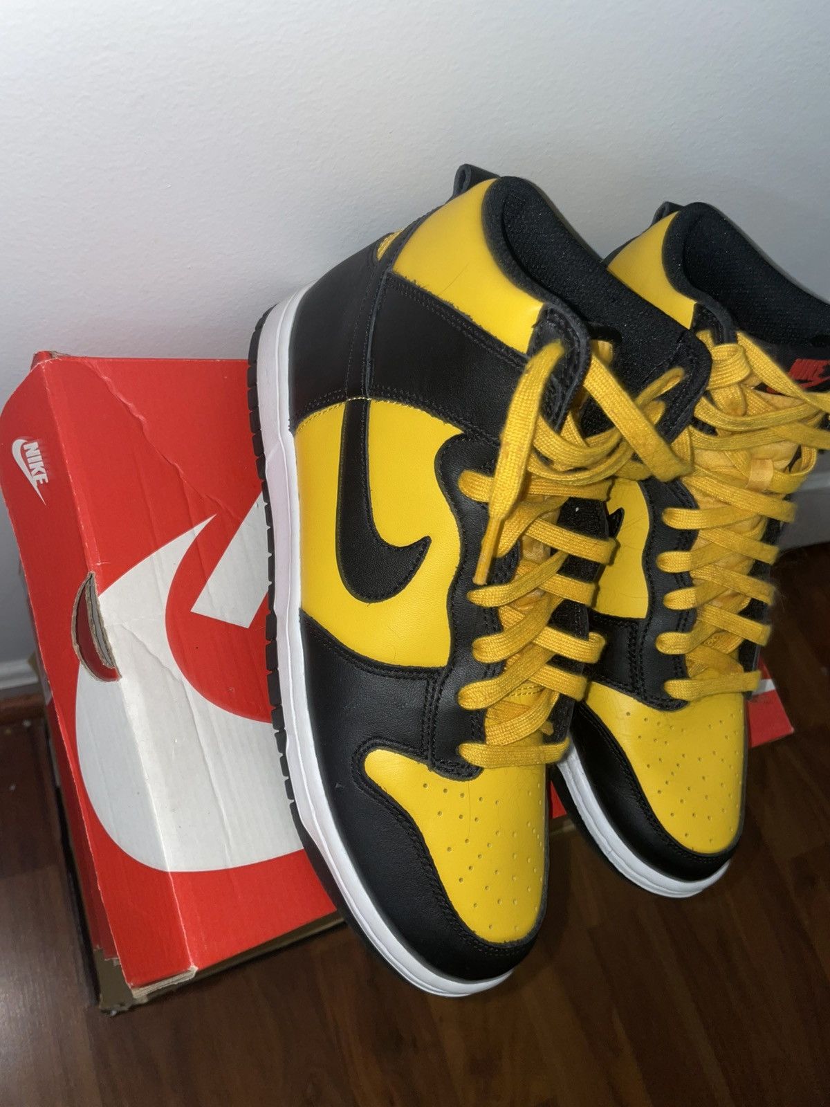 Jordan Brand NIKE DUNK HI RETRO UNIVERSITY GOLD/BLACK-WHITE OR UNIVERSITY Size US 9.5 / EU 42-43 - 4 Thumbnail