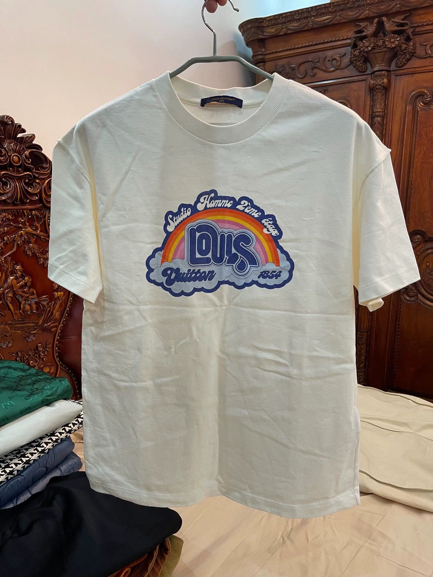 Louis Vuitton LV 2023 Rainbow Logo White M Tee Size US M / EU 48-50 / 2 - 1 Thumbnail