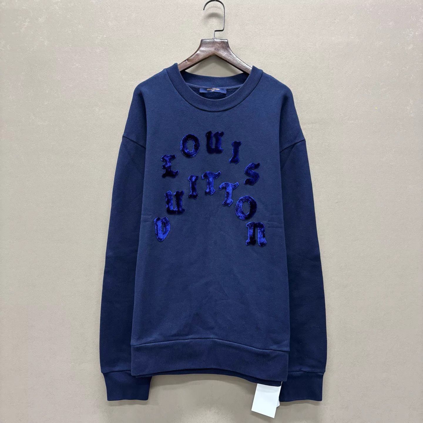 Louis Vuitton LOUIS VUITTON flocked logo sweatshirt BNWT L Size US L / EU 52-54 / 3 - 1 Thumbnail