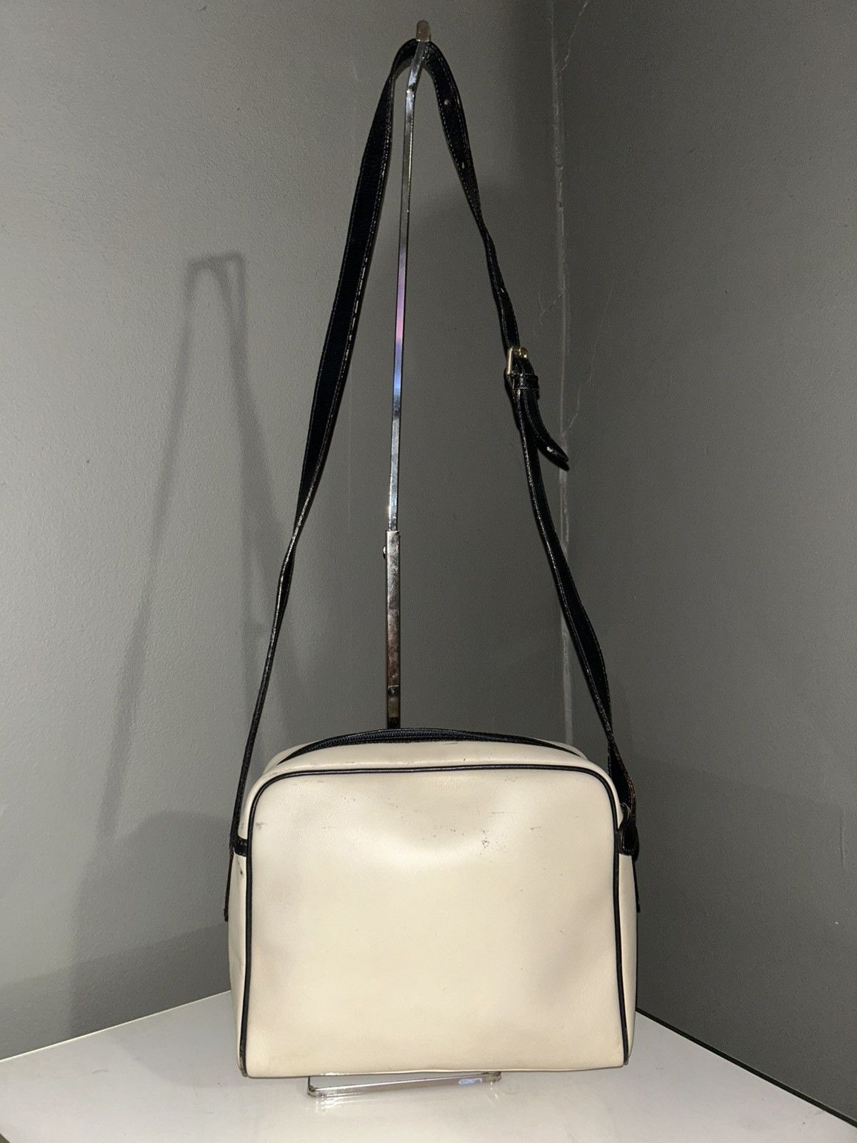 Burberry Vintage Burberry Leather Crossbody w Nova Check Interior Size ONE SIZE - 8 Thumbnail