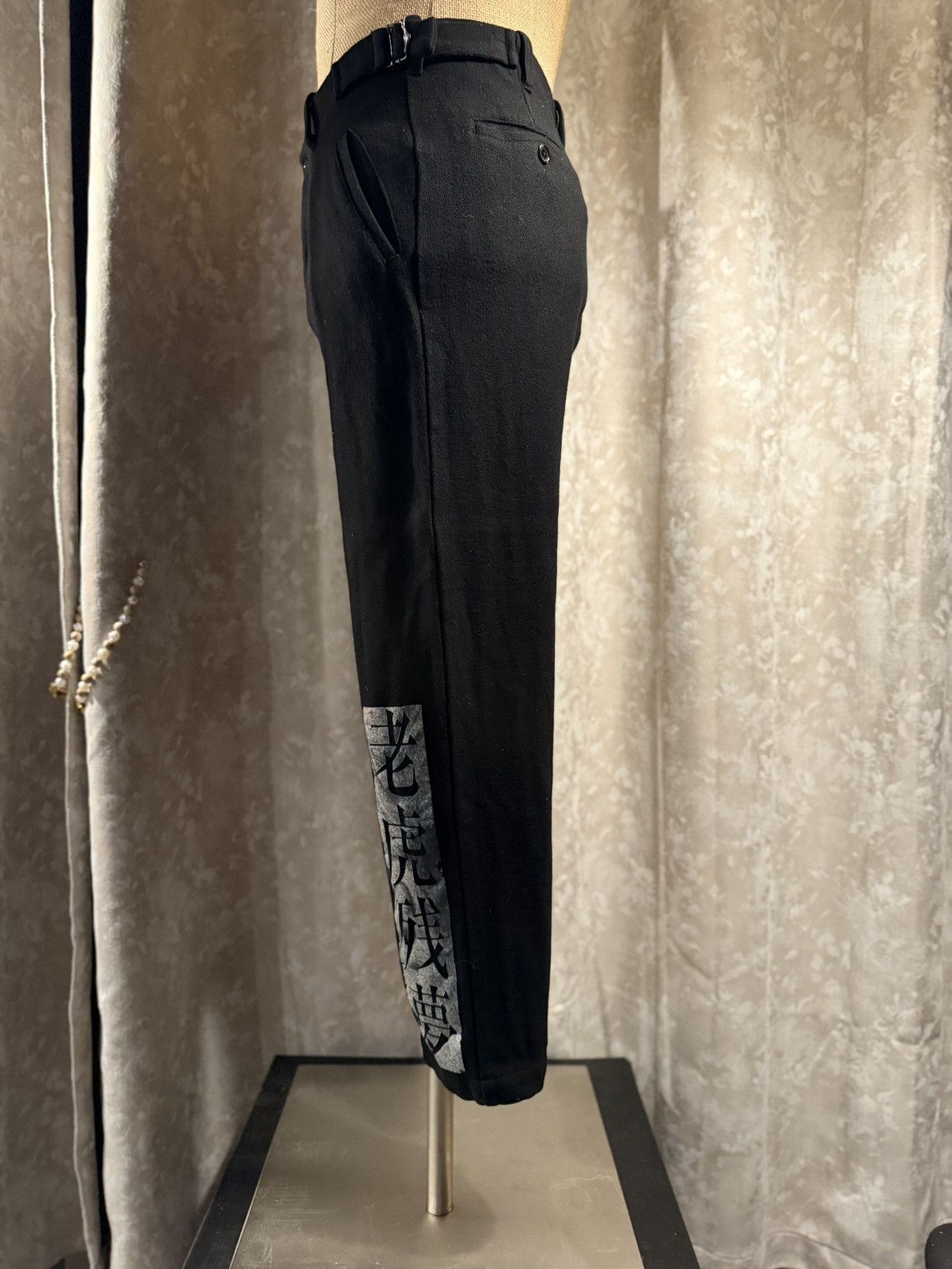 Other Black Cropped Trousers with Asian Calligraphy Print Size US 29 - 6 Thumbnail