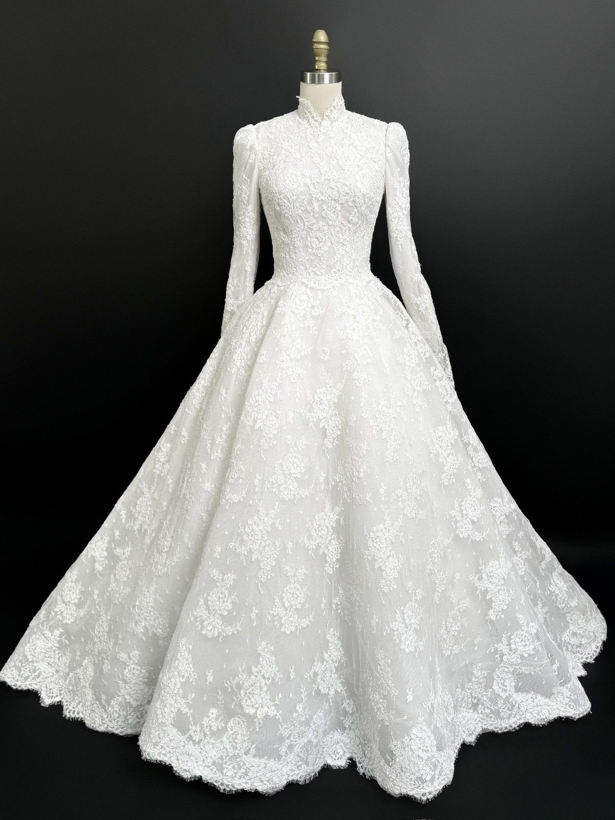 Other Preloved US 2 Anna Augusta French Corded Lace Bridal Gown Size XS / US 0-2 / IT 36-38 - 1 Thumbnail