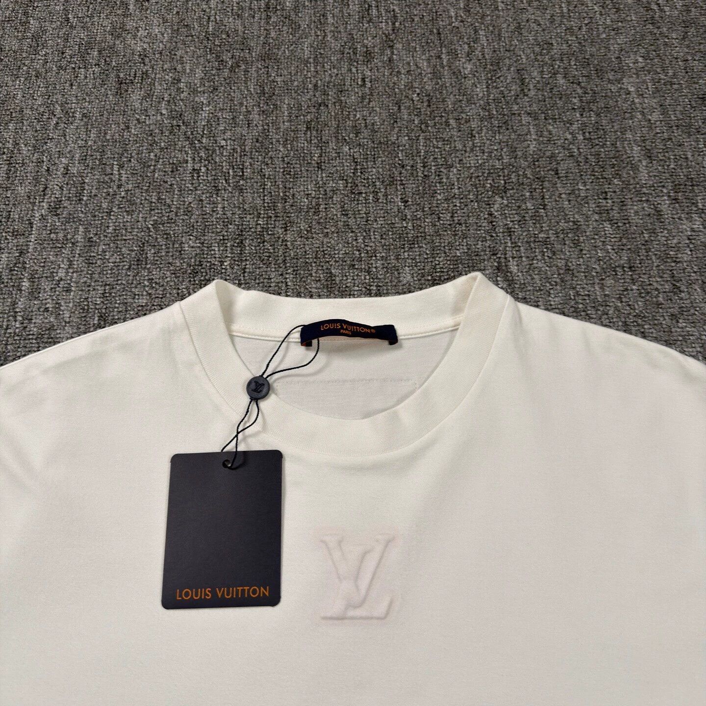 Louis Vuitton LV 25 White Embossed SS Tee M Near New Size US M / EU 48-50 / 2 - 3 Thumbnail