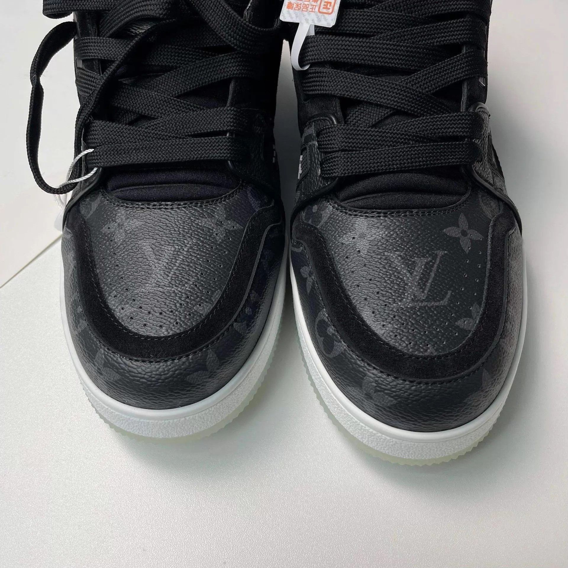 Louis Vuitton Louis Vuitton Black Monogram 23 Sneaker Size 9 Size US 9 / EU 42 - 8 Thumbnail