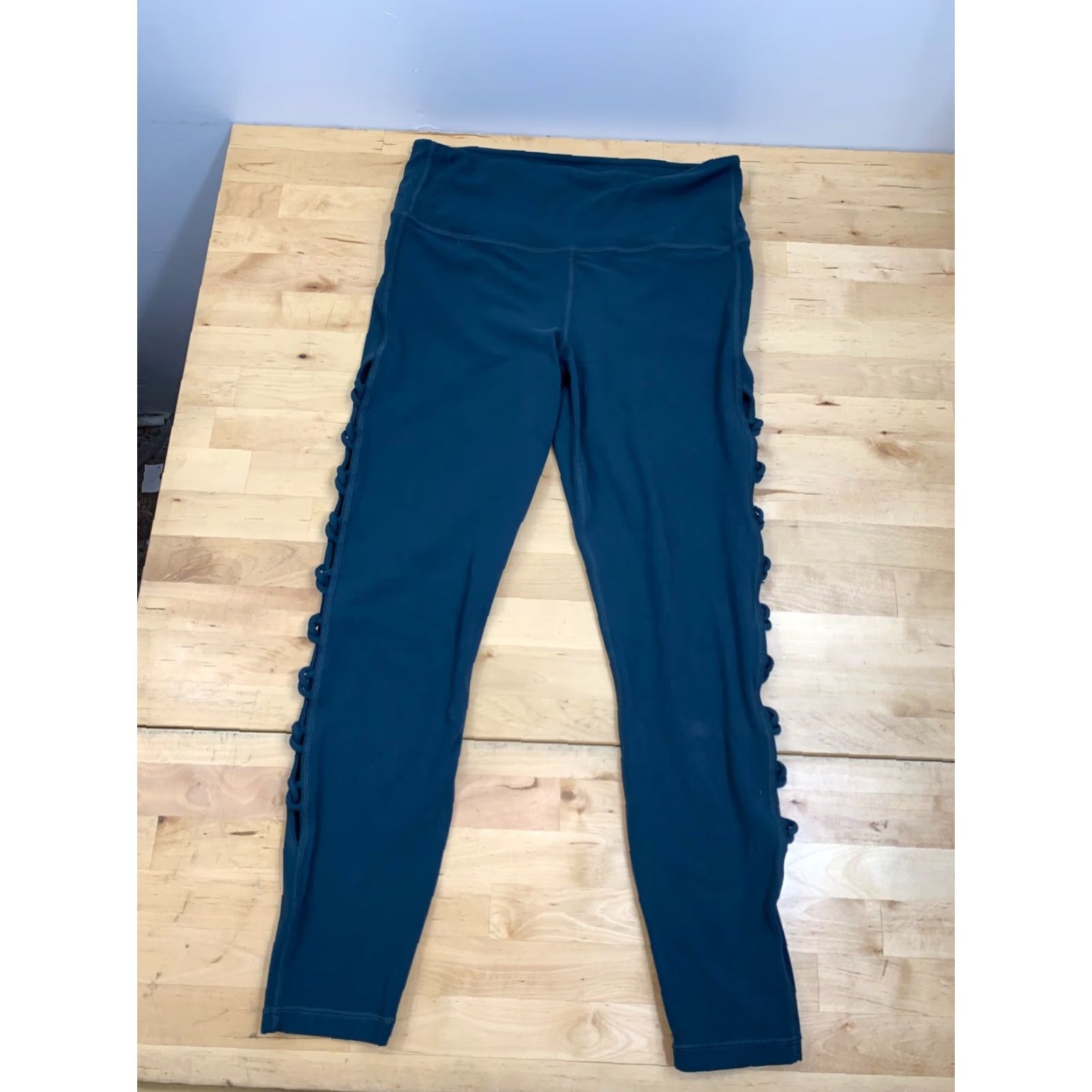 Athleta Athleta Green Capri Leggings Criss Cross Side M Activewear Women M Capris Leggings Cross Activewear Womens M Green Athleta Size 32" / US 10 / IT 46 - 2 Thumbnail