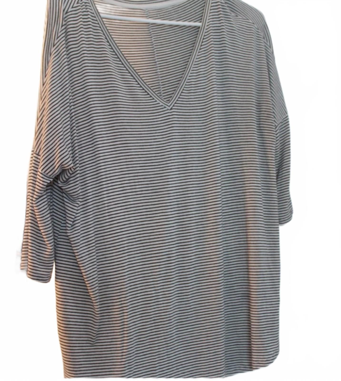 American Eagle Outfitters American Eagle Jegging Black & White Striped V-Neck Shirt M Size M / US 6-8 / IT 42-44 - 1 Thumbnail