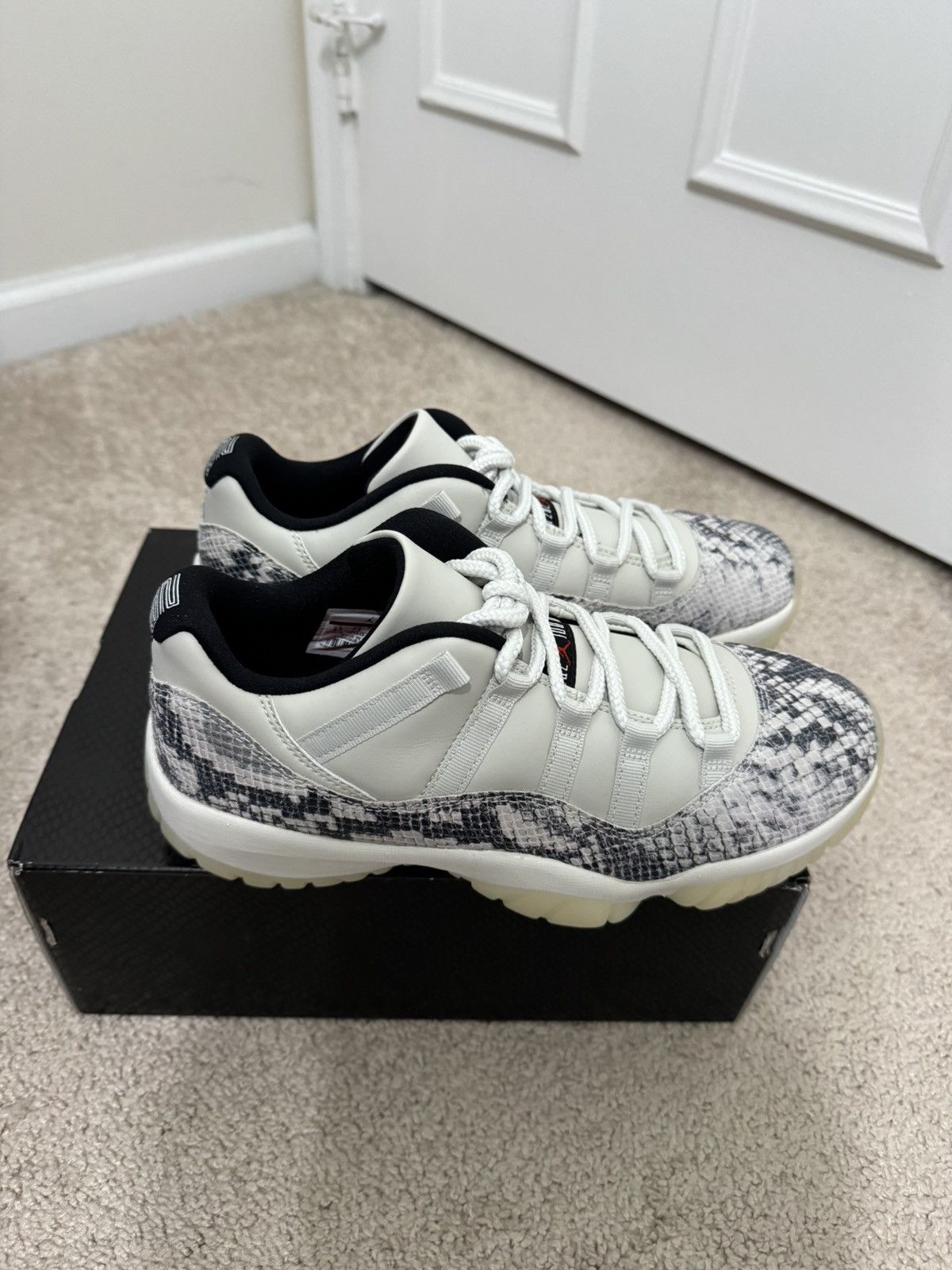 Jordan 11 retro low snake light bone