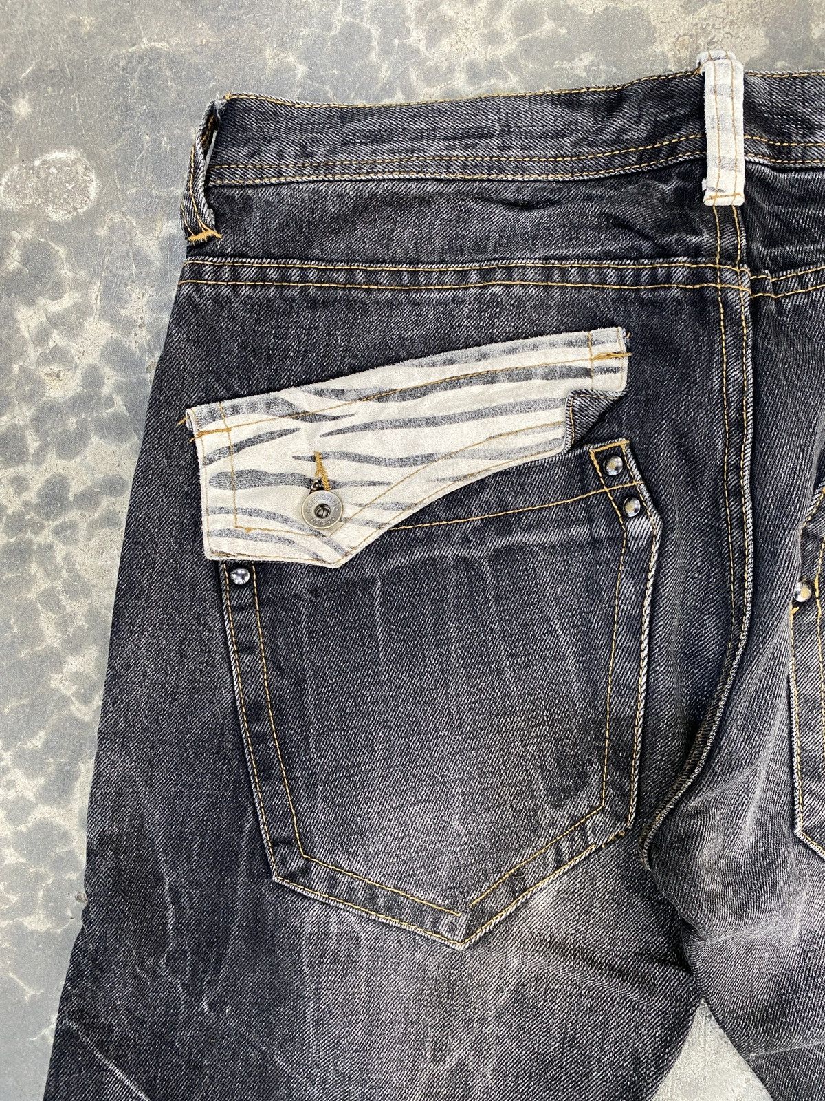 semanticdesign Semantic Design Distressed Harajuku Tigerskin Size US 35 - 16 Thumbnail