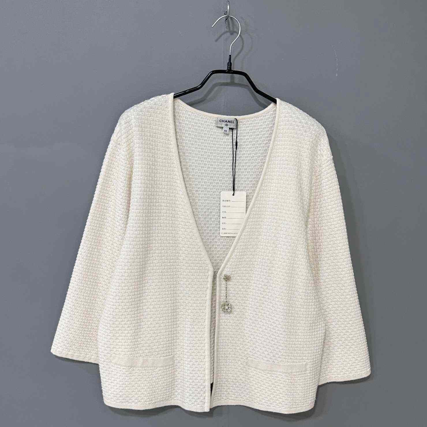 Chanel Chanel White Sweater S Women Size S / US 4 / IT 40 - 1 Thumbnail