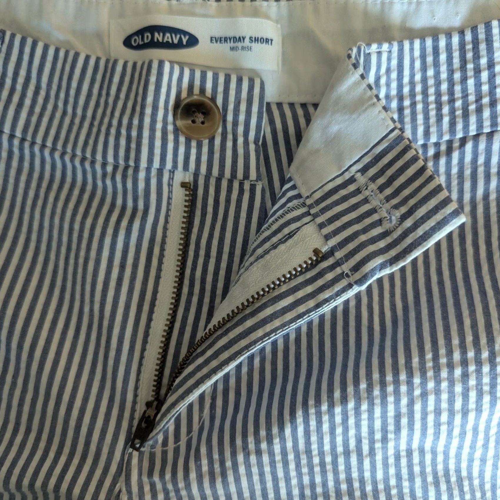 Old Navy VINTAGE? Old Navy Everyday Short Blue White Striped Seersucker Mid-Rise 5" Inseam Size 26" / US 2 / IT 38 - 4 Thumbnail