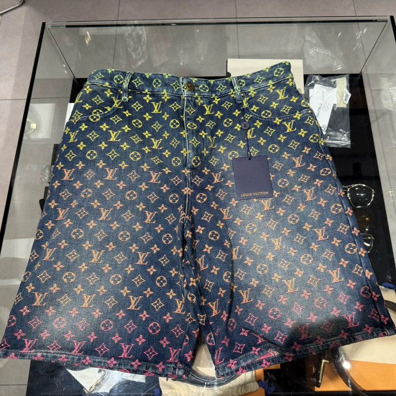 Louis Vuitton Louis Vuitton Color gradient full-print logo shorts 2505-Ne Size US 33 - 1 Thumbnail