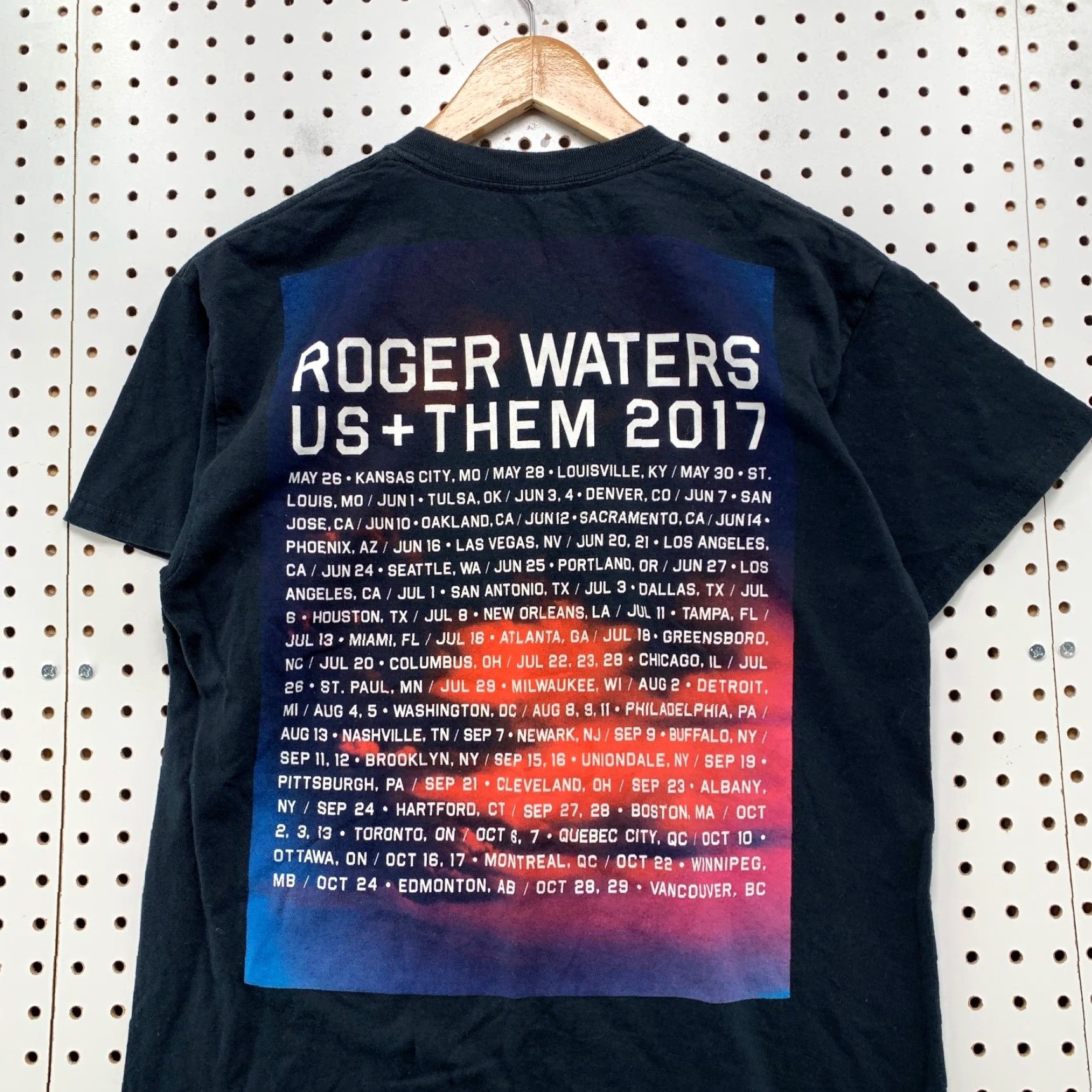 Gildan Rogers Waters Shirt Mens Small Black Us Them 2017 Tour Concert Music - Gildan T-Shirt, Band, Music, Shirt, Men, Black, Small Size US S / EU 44-46 / 1 - 2 Thumbnail