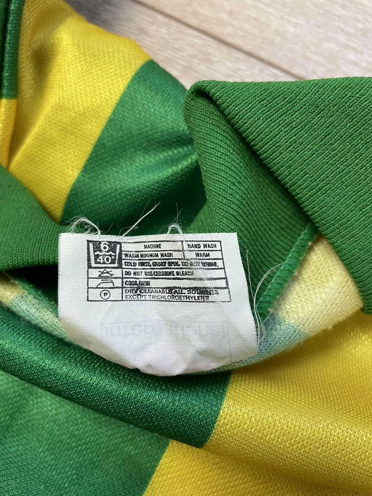 Umbro 90-s Umbro Vintage Soccer Jersey Football shirt long sleeve Size US M / EU 48-50 / 2 - 5 Thumbnail