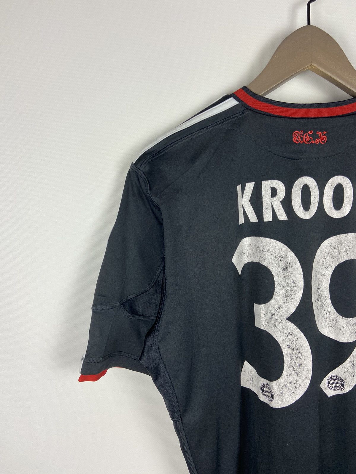 Vintage JERSEY ADIDAS BAYERN MUNICH FOOTBALL SHIRT 2011 TONI KROOS Size US M / EU 48-50 / 2 - 19 Thumbnail