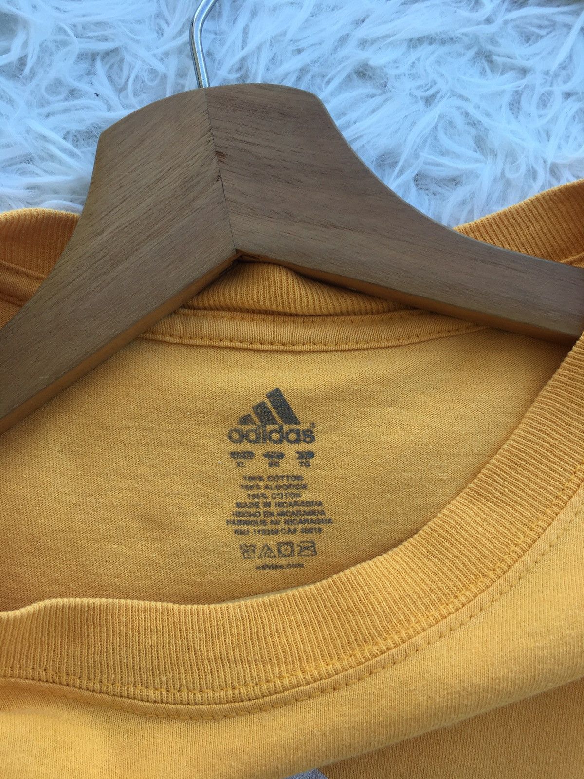 NBA Rare Vintage L.A Lakers x Adidas Tshirt Size US XL / EU 56 / 4 - 7 Thumbnail