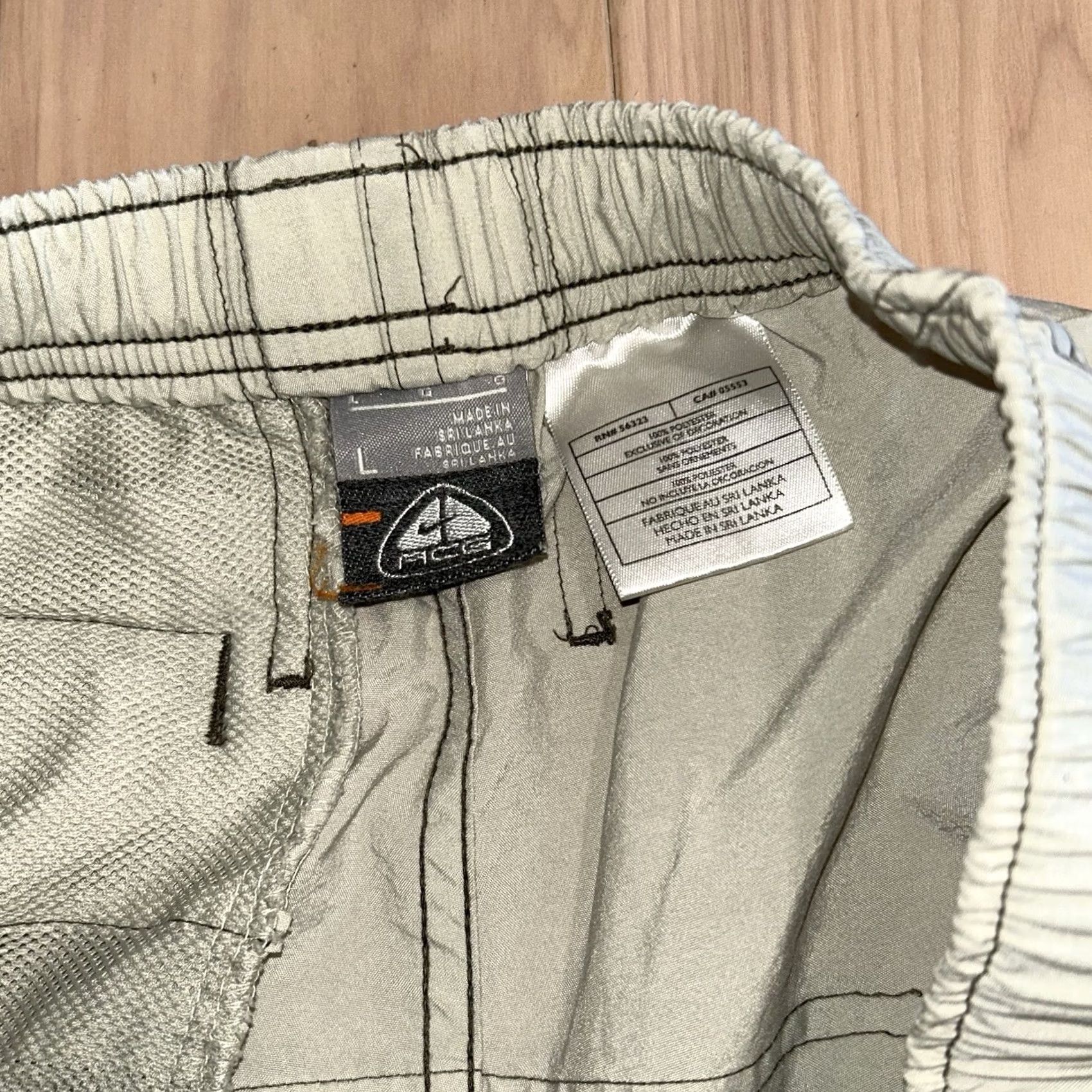 Nike VINTAGE Nike ACG Shorts Men’s Large Tan Unlined 9” Inseam *Stain Size US 33 - 3 Thumbnail