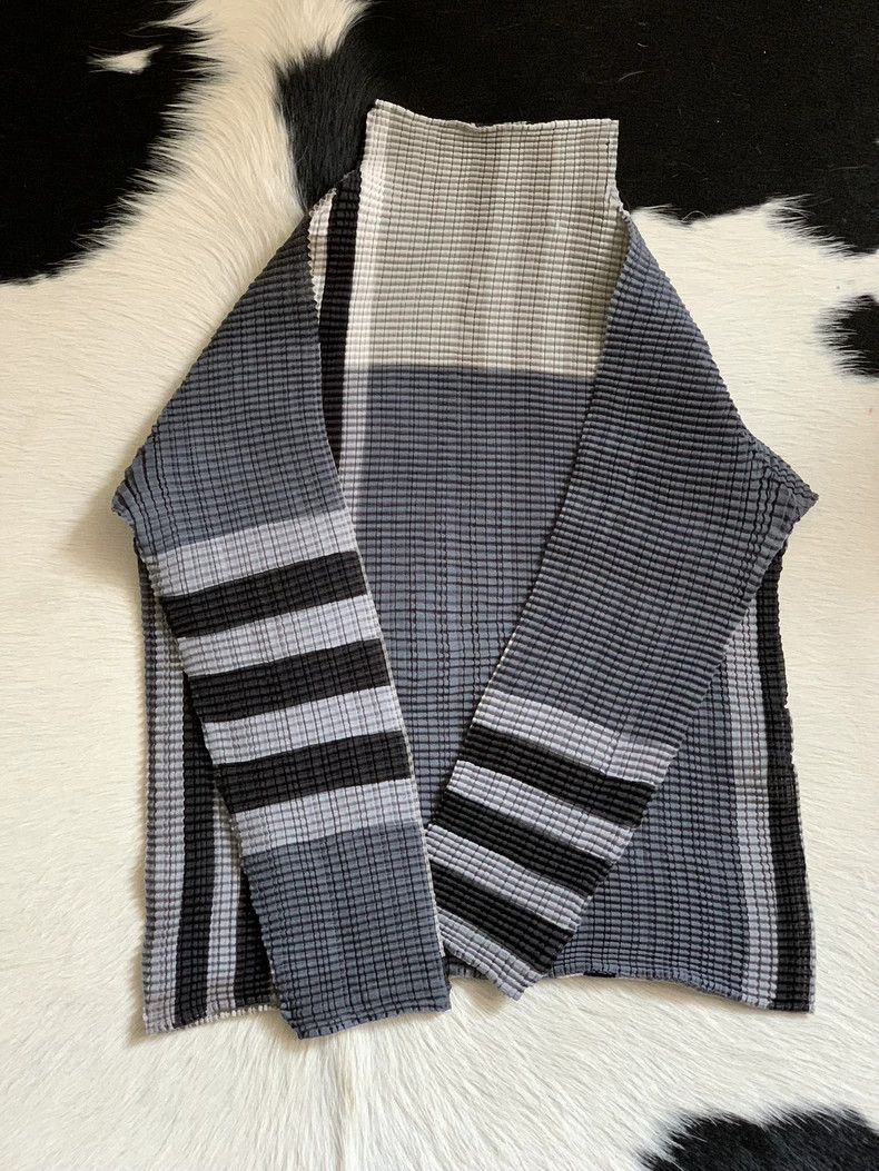 Issey Miyake Issey Miyake Two-tone pleated top Size S / US 4 / IT 40 - 6 Thumbnail
