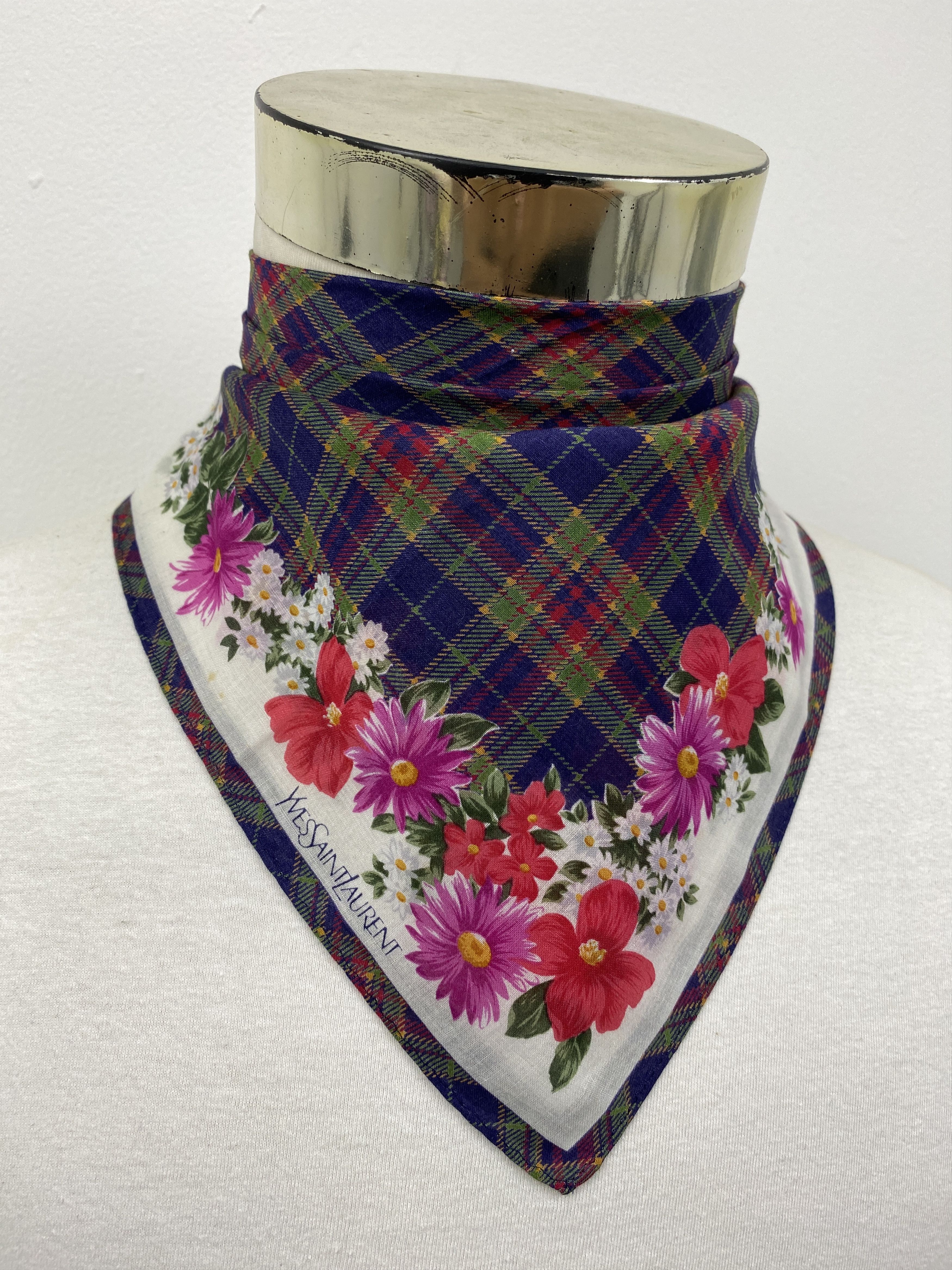 Vintage Yves Saint Laurent Handkerchief / Neckerchief HKC0563 Size ONE SIZE - 1 Thumbnail