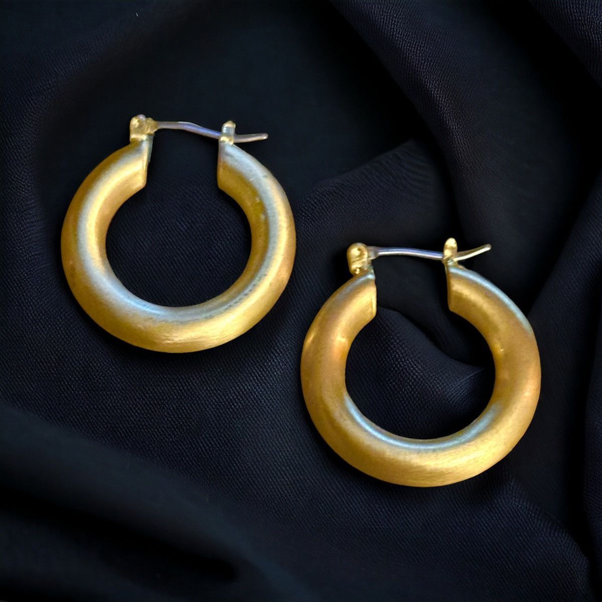 Other Gold tone satin hoop earrings Size ONE SIZE - 1 Thumbnail