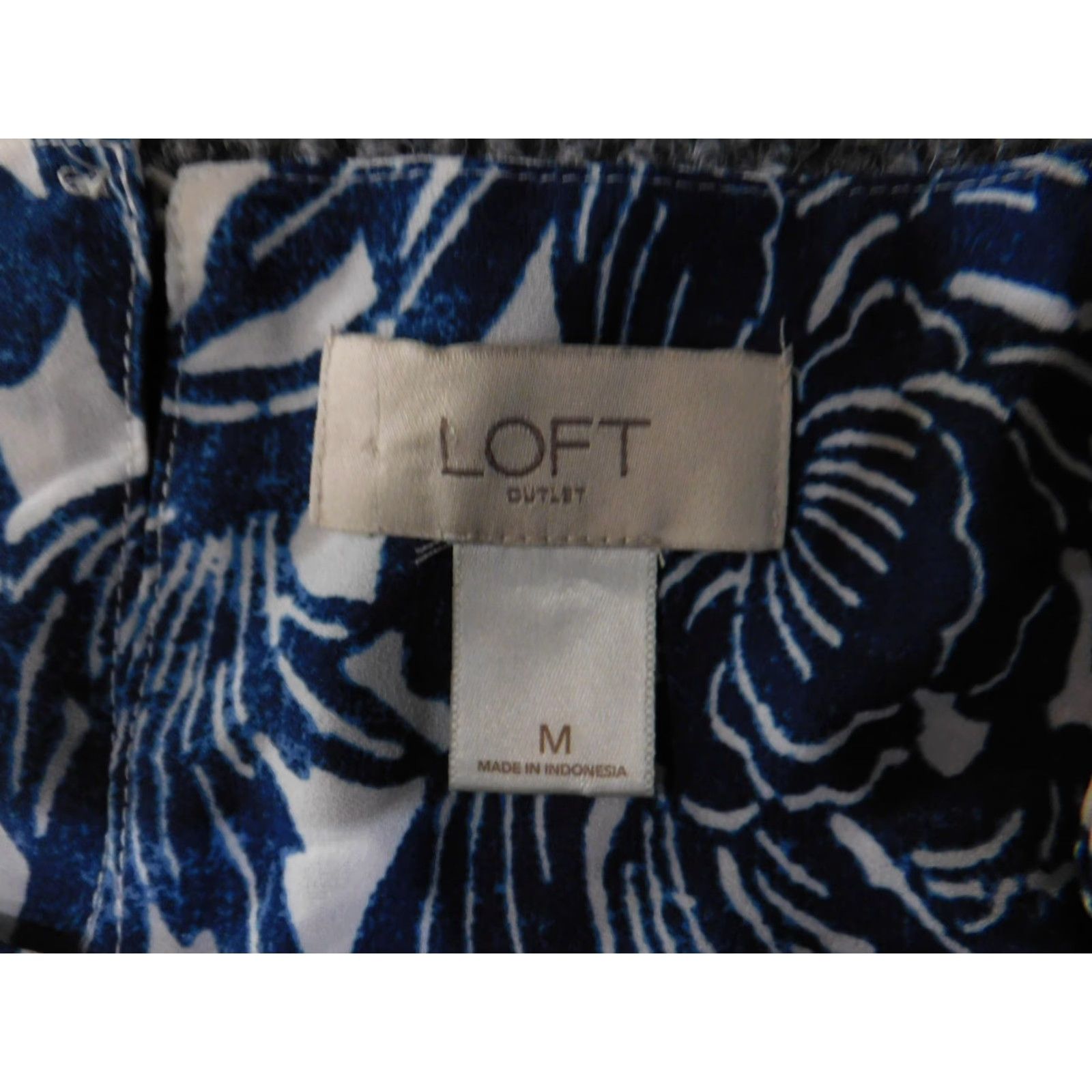 Loft LOFT Blouse Womens M Floral Sleeveless Pleated Top V-Neck Red Colorful Flutter Sleeve Casual Summer Spring Regular Fit Modern Size M / US 6-8 / IT 42-44 - 4 Thumbnail