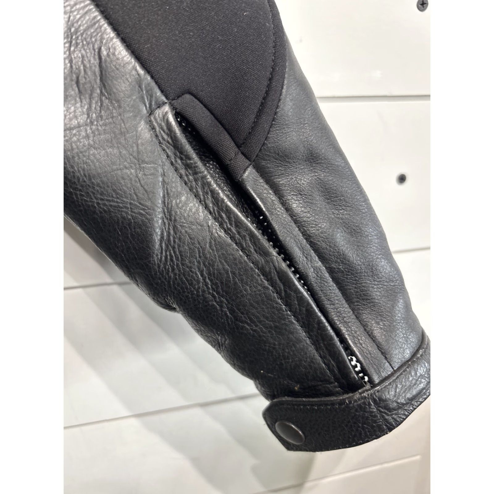 Vintage VINTAGE Hot Leathers Motorcycle Jacket Cafe Racer Mens M Leather Padded Quilted Lined Zip Left Cuff Broken 24" Length Black Size US M / EU 48-50 / 2 - 3 Thumbnail