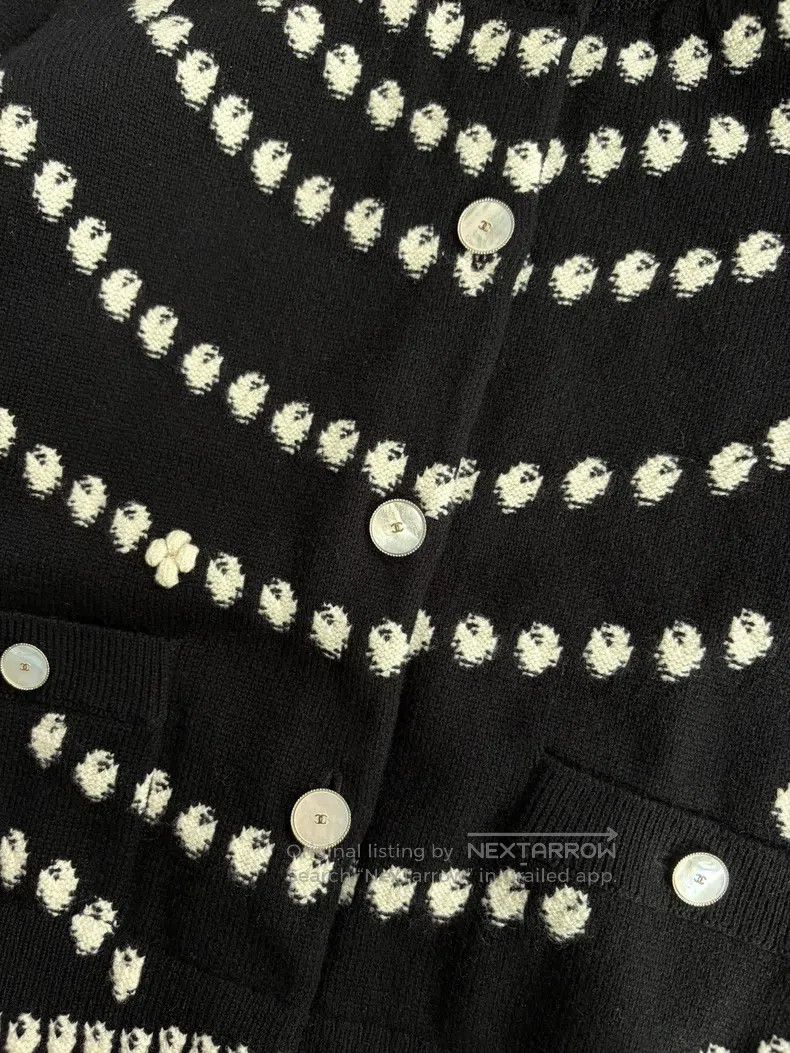 Chanel Chanel Black mother-of-pearl buckle cashmere cardigan coat Size XS / US 0-2 / IT 36-38 - 3 Thumbnail