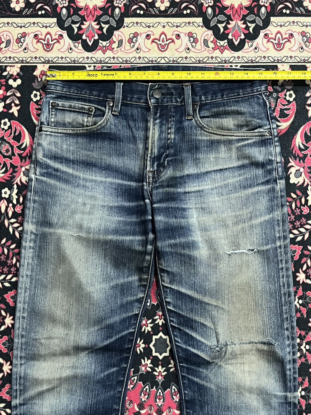 Uniqlo Vintage Uniqlo UJ Blue Faded Washed Distressed Jeans Size US 29 - 12 Thumbnail